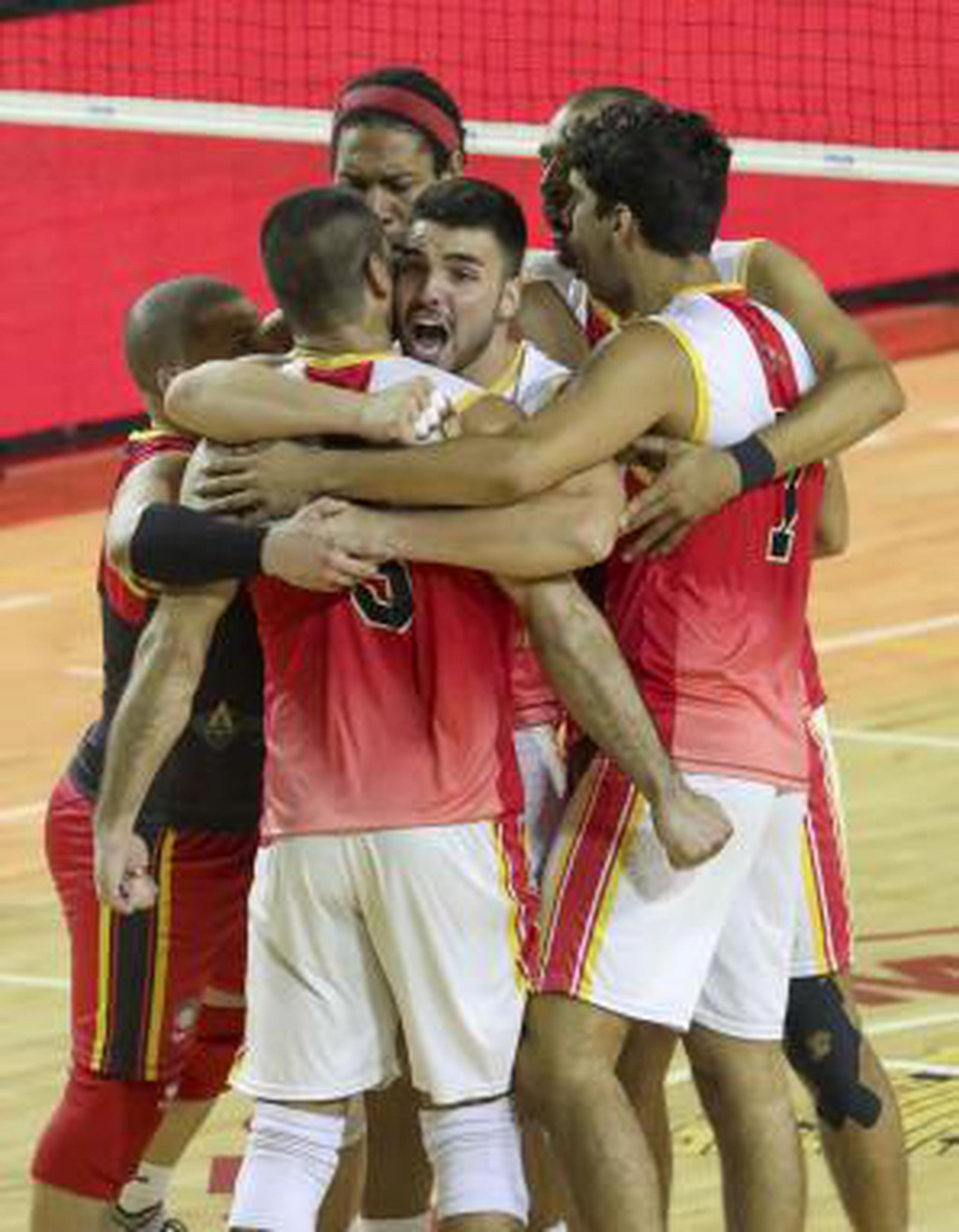 Pablo Guzmán -en el centro- es felicitado por sus compañeros de equipo.  (david.villafane@gfrmedia.com)