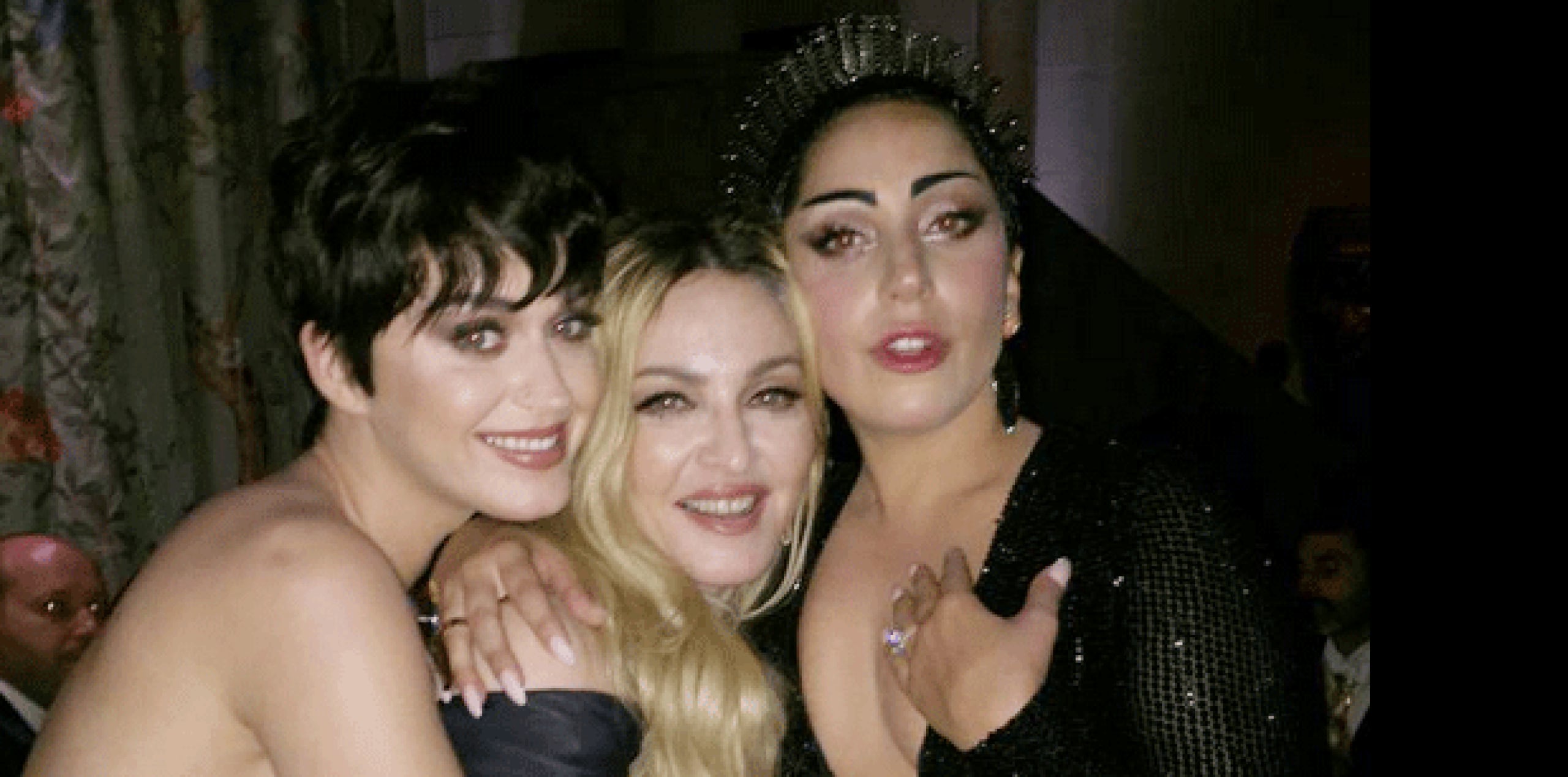 Desde hace tiempo Madonna acusó a Gaga de tratar de imitarla, sobre todo después de que la segunda lanzó el tema "Born This Way", que "La Reina del Pop" aseguró era una copia de poca calidad de su canción "Express Yourself". (Twitter)