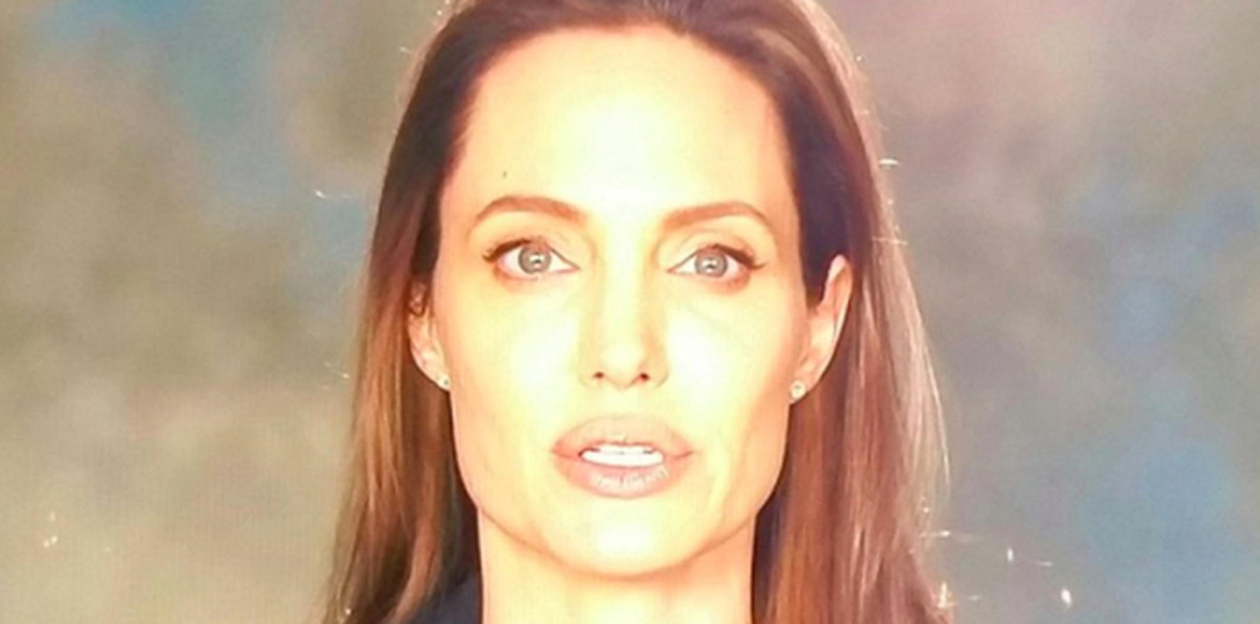 Jolie aparece impecable y serena, con maquillaje sencillo, elegante chaqueta negra y blusa negra. (Foto/Captura)