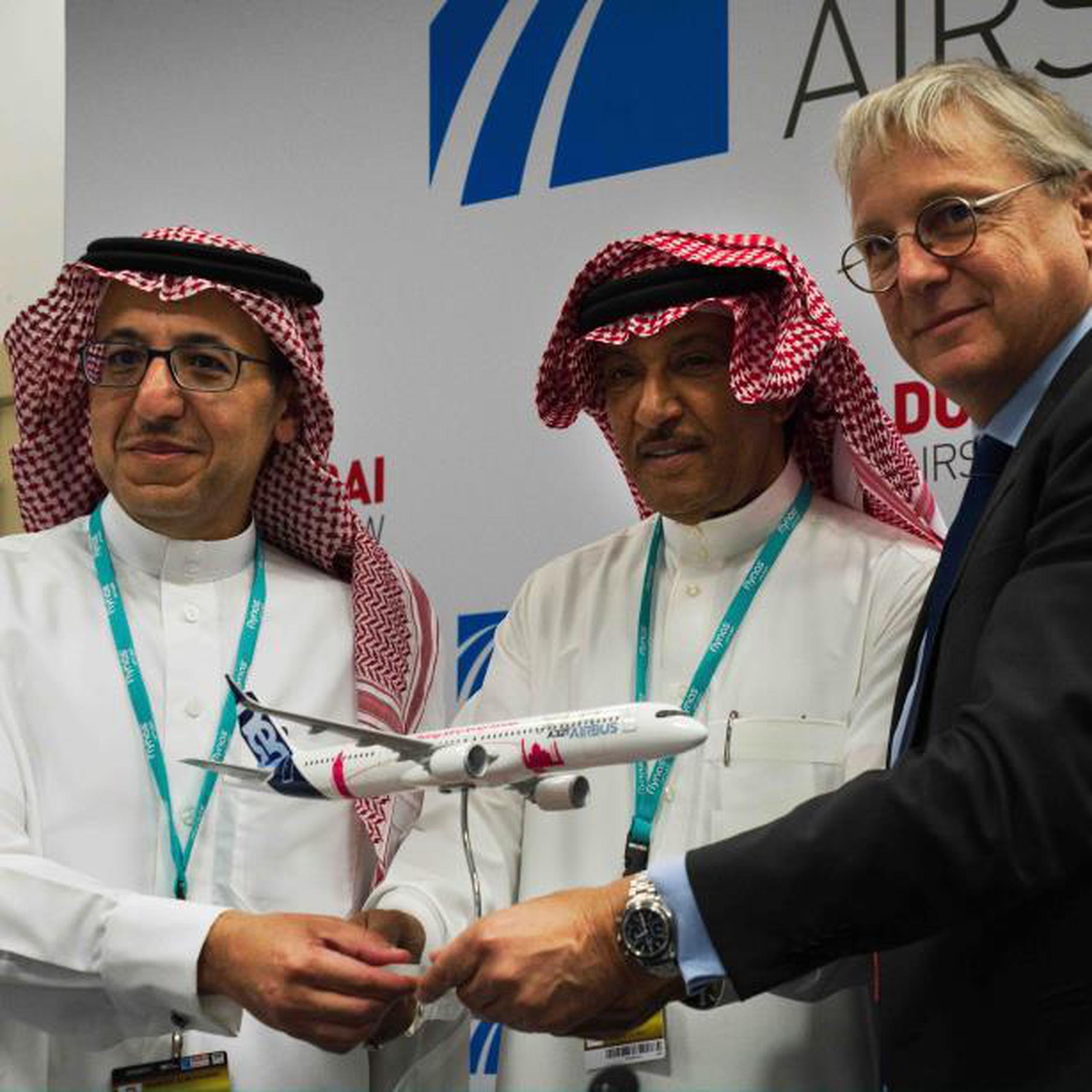 Tras anunciar otro pacto con Airbus a principios de semana, durante la feria la aerolínea emiratí encargó pedidos por un importe total de $24,000 millones. (AP)