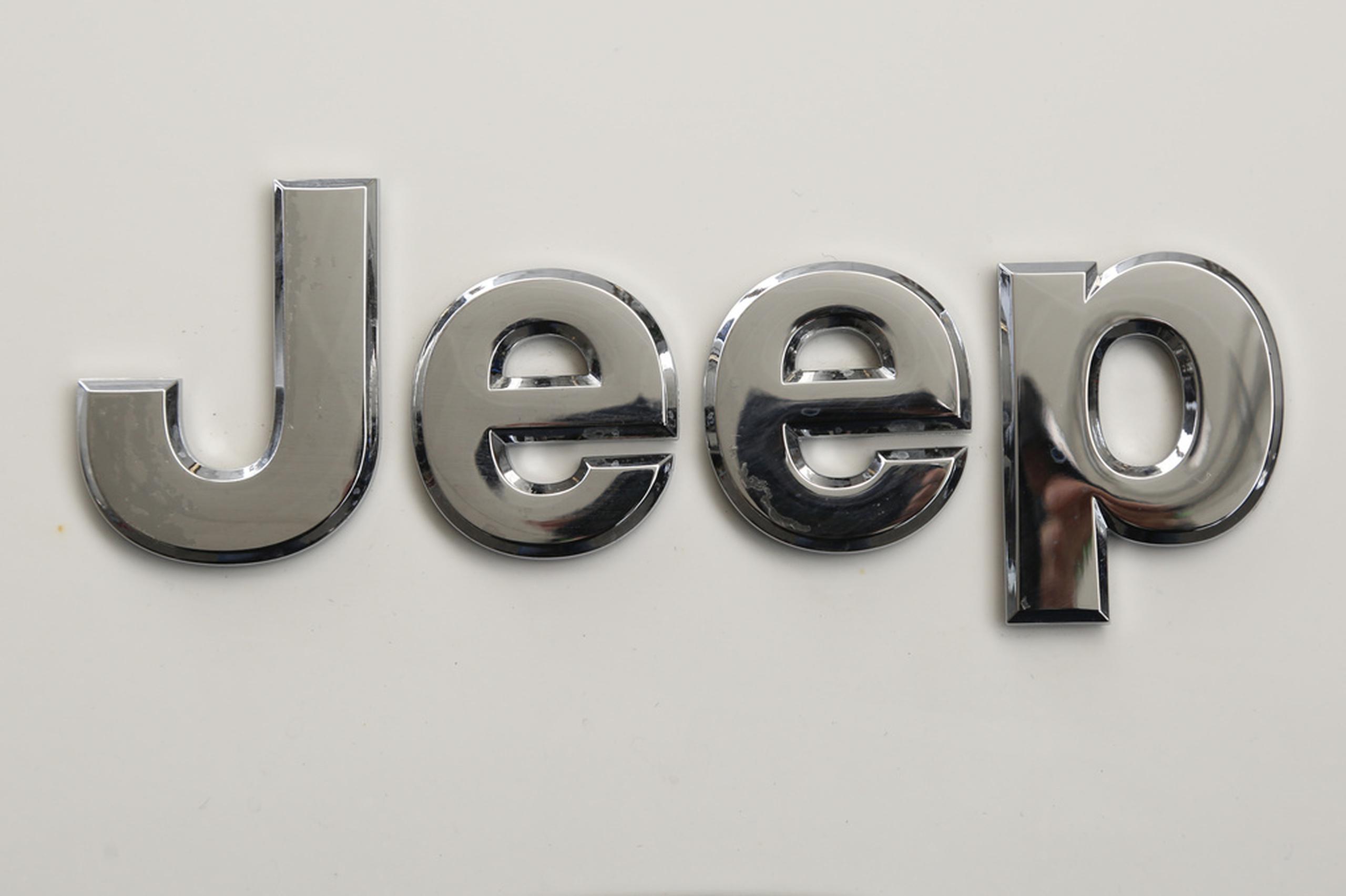 El logo Jeep en una camioneta Jeep Cherokee en Pittsburgh el 11 de febrero de 2016.