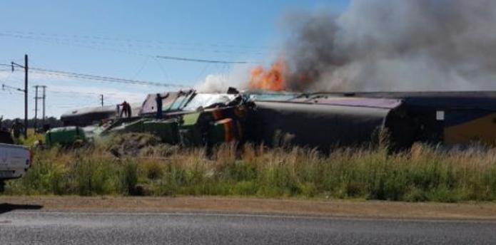 Varios testigos compartieron en las redes sociales fotos de varios vagones del tren descarrilados y envueltos en llamas. (Twitter)
