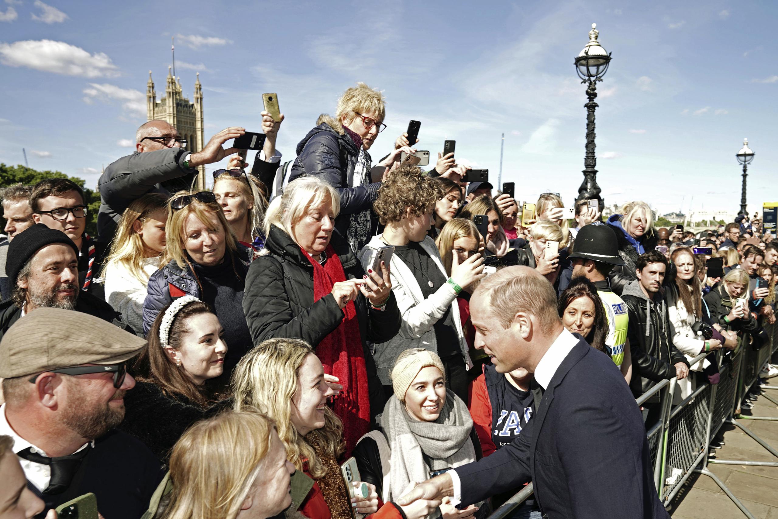 El príncipe Guillermo agradeció a la gente la paciencia de esperar pacientemente en la fila.