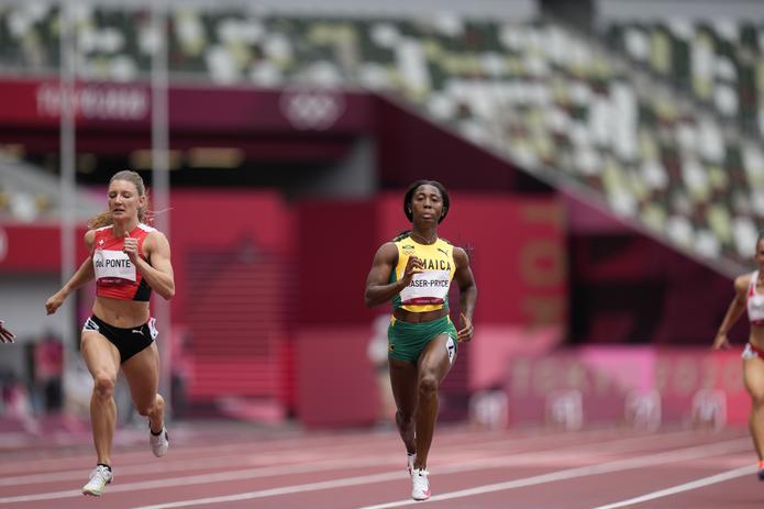 La jamaiquina Shelly-Ann Fraser-Pryce gana su eliminatoria de los 100 metro.
