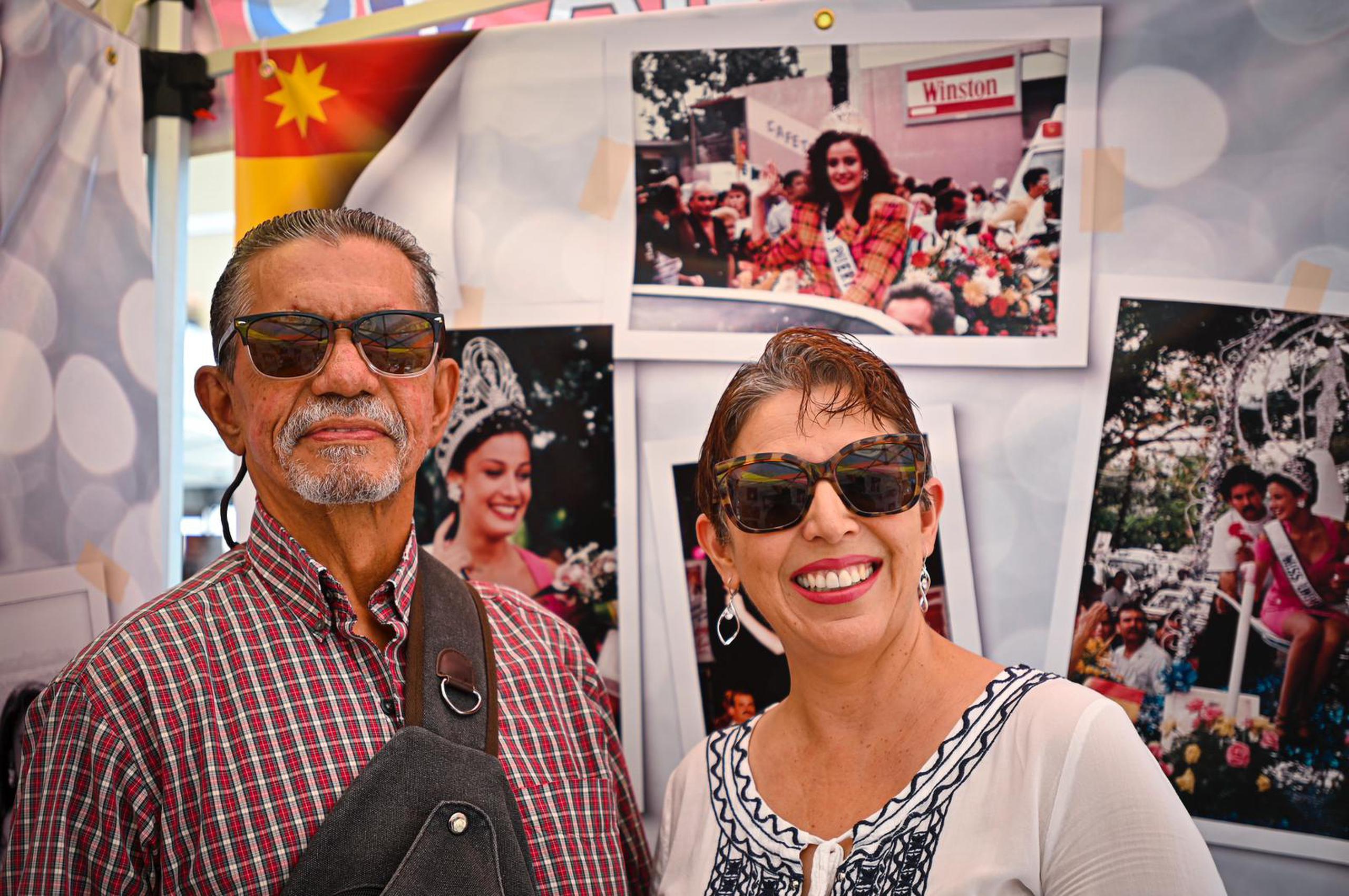 Francisco Rosa y Carmen Rivera fueron dos de los tantos de visitantes que pasaron por la carpa en la que se recogen los momentos vividos por Dayanara tras ganar la corona en 1993 y el posterior recibimiento de pueblo que se le hizo.