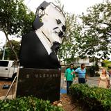 Restauran y reinstalan escultura de Don Luis A. Ferré en Ponce