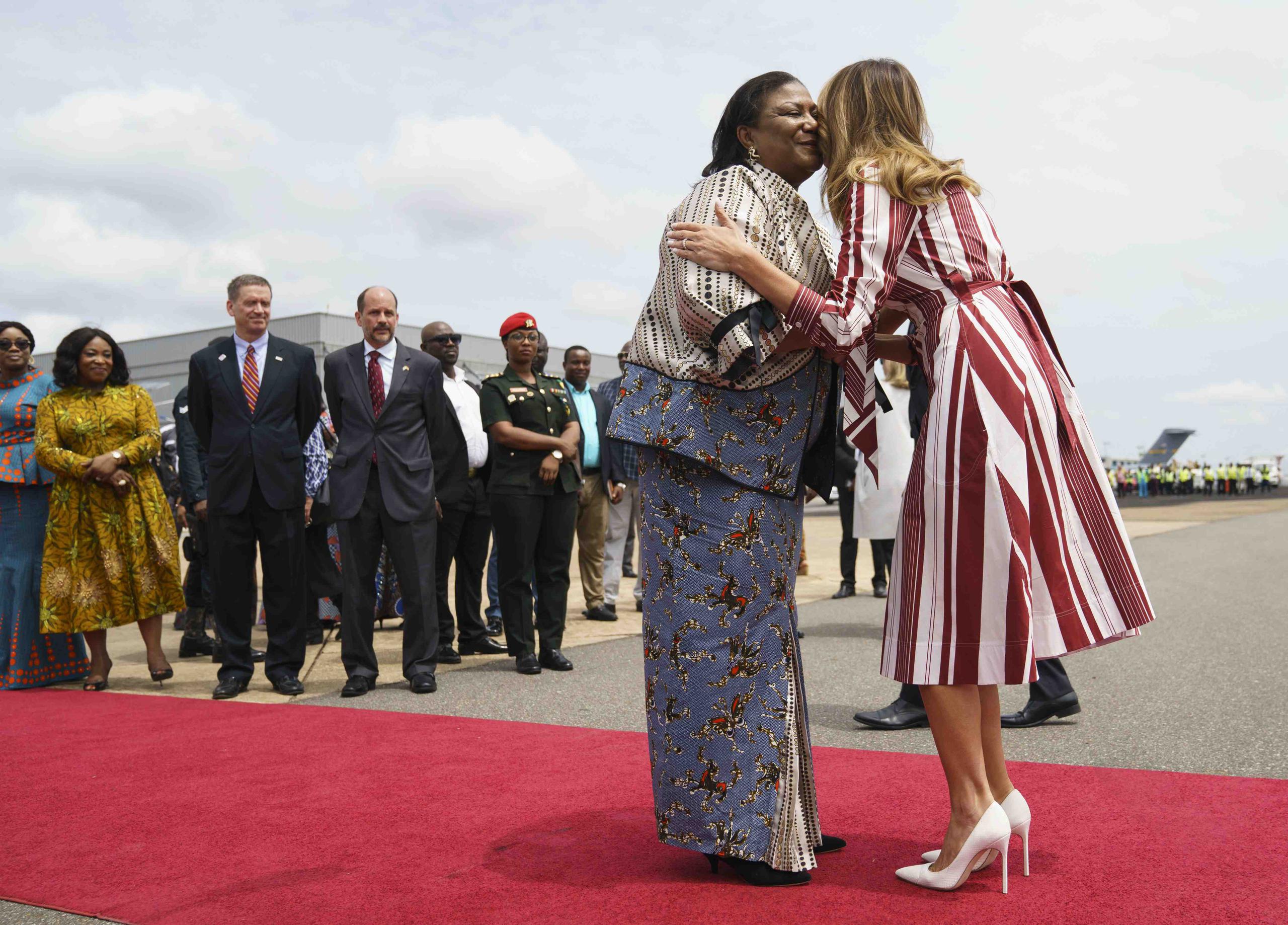 Melania Trump saluda a la primera dama ghanesa, Rebecca Akufo-Addo. (AP / Carolyn Kaster)