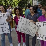 Se enfrentan estudiantes del Reciento de Ciencias Médicas y rectora Ilka Ríos