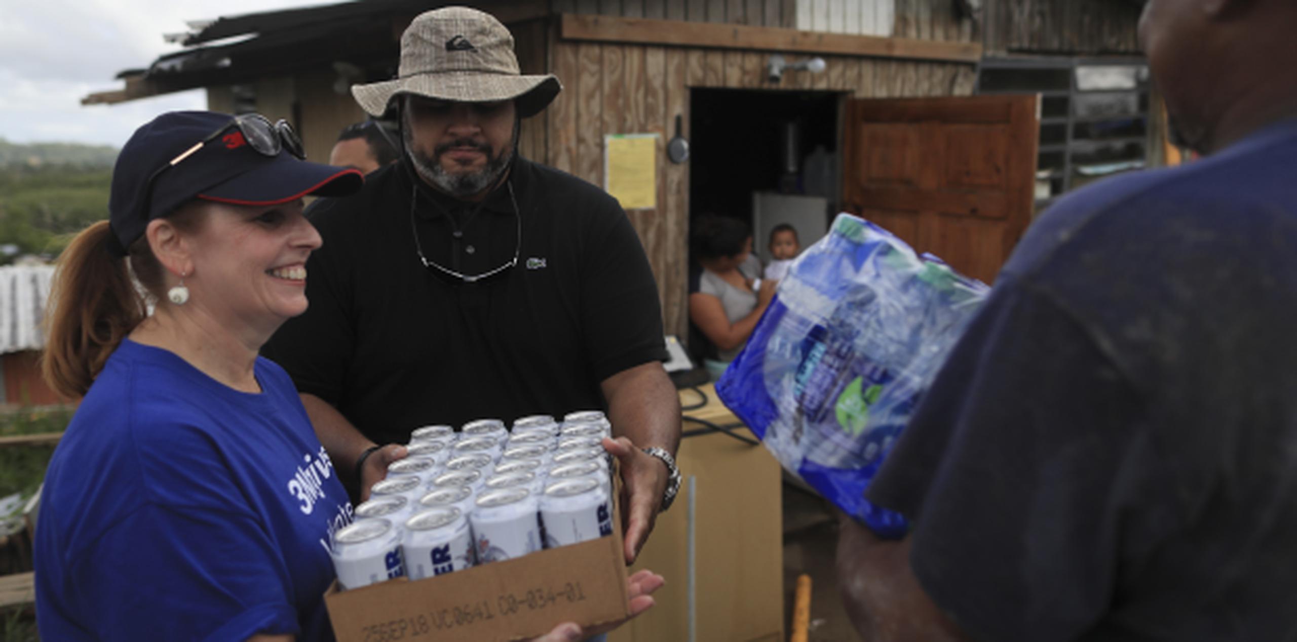 El grupo de voluntarios tocó las puertas de las humildes casas de Villa Esperanza para entregar suministros y artículos de primera necesidad. (teresa.canino@gfrmedia.com)
