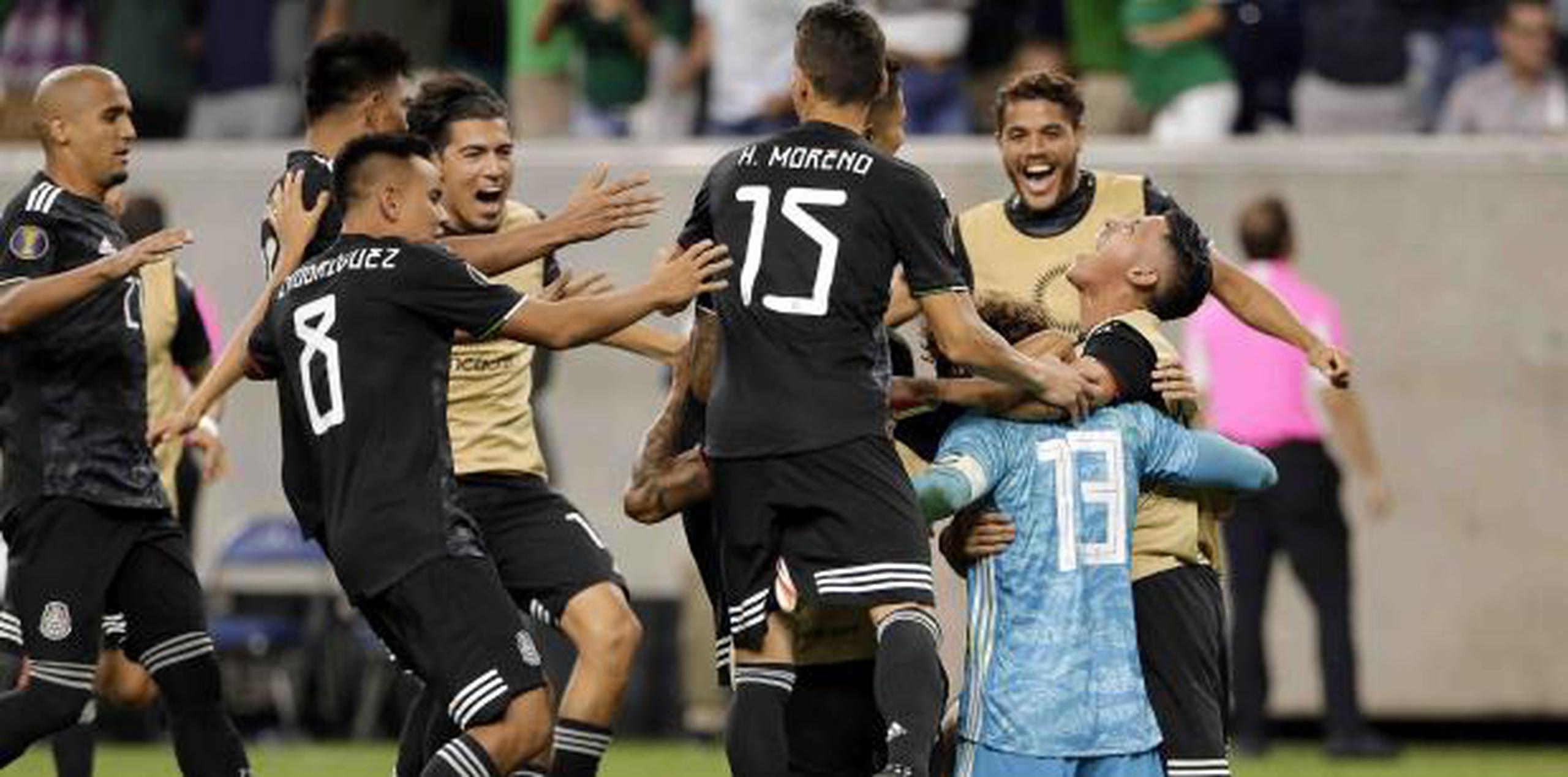 Los jugadores de México celebran alrededor de Ochoa al obtener el triunfo. (AP)