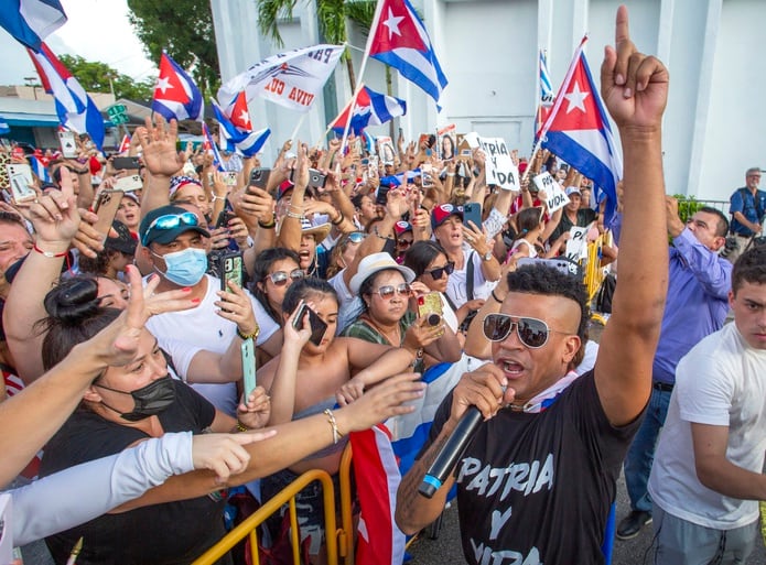 Randy Malcom, de Gente de Zona, el lunes pasado durante una demostración en Miami para apoyar las protestas en Cuba. 
