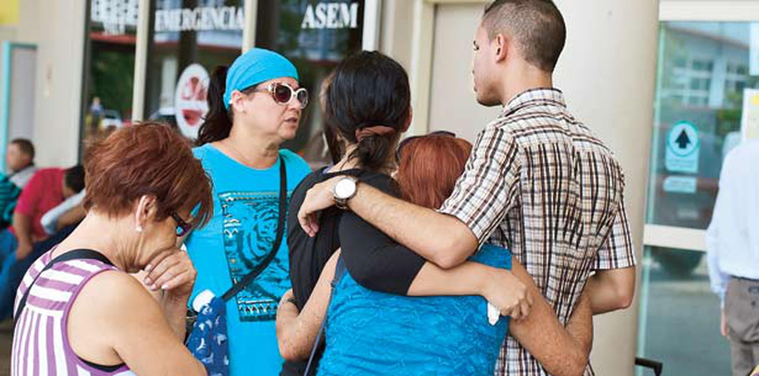Miembros de la congregación Testigos de Jehová llegaron al Centro Médico en Río Piedras a brindar apoyo a familiares de la víctima. (luis.alcaladelolmo@gfrmedia.com)