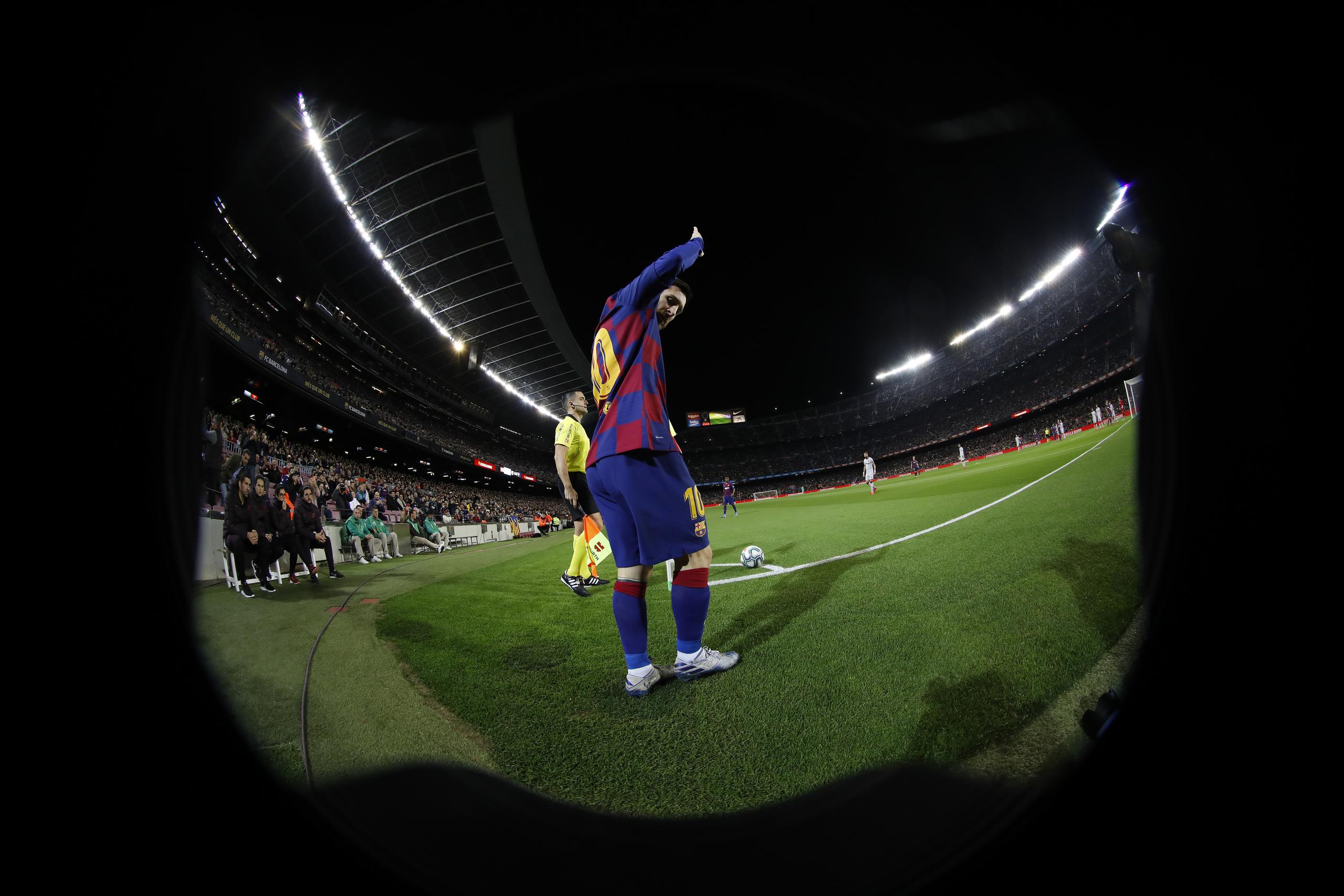 Lionel Messi, del Barcelona, se prepara para ejecutar un tiro de esquina durante un partido de La Liga española ante Levante, el domingo 2 de febrero de 2020.