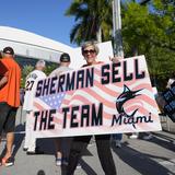 Fanáticos de los Marlins protestan el rumbo del equipo