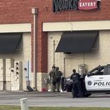 Muere hombre en tiroteo con policías en tienda en centro comercial de Arkansas
