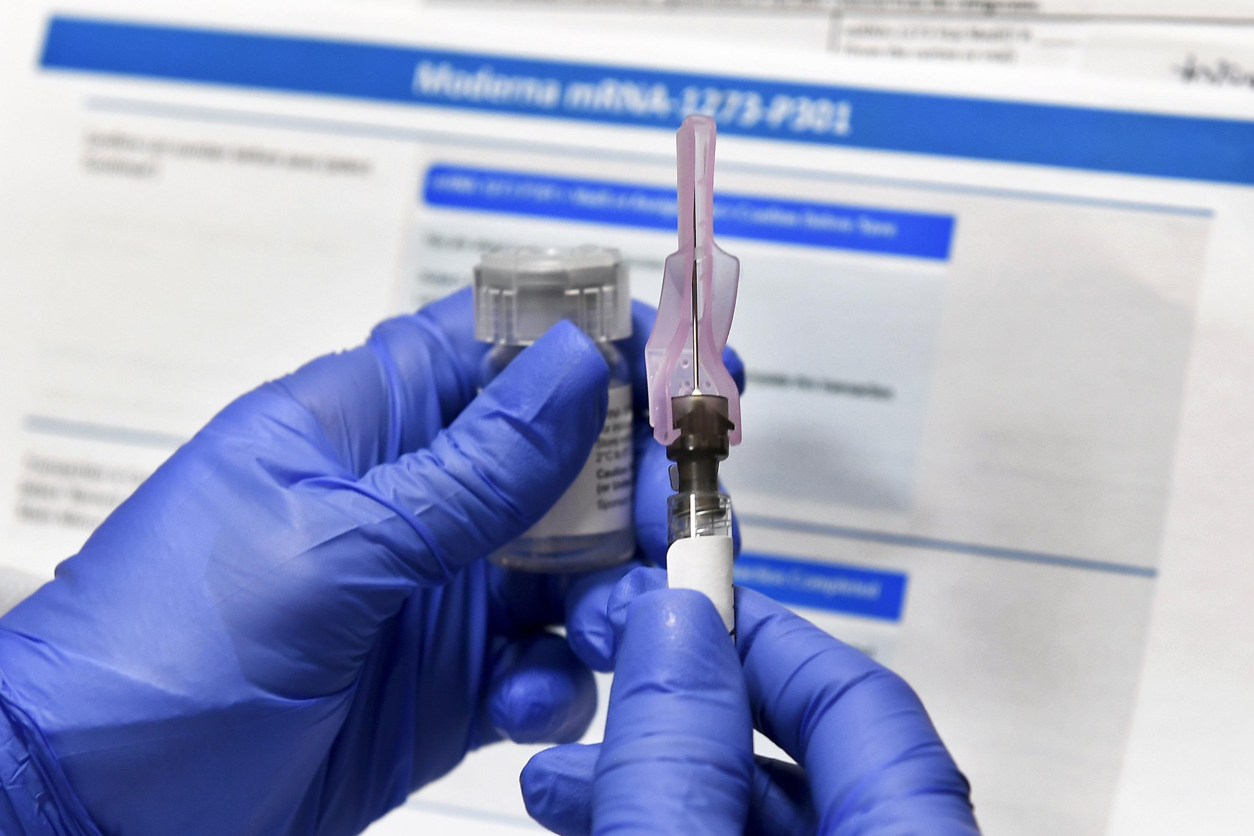 Una enfermera prepara una jeringa como parte del estudio de una potencial vacuna contra el COVID-19, desarrollada por los Institutos Nacionales de la Salud de Estados Unidos y la farmacéutica Moderna Inc., en Binghamton, Nueva York.
