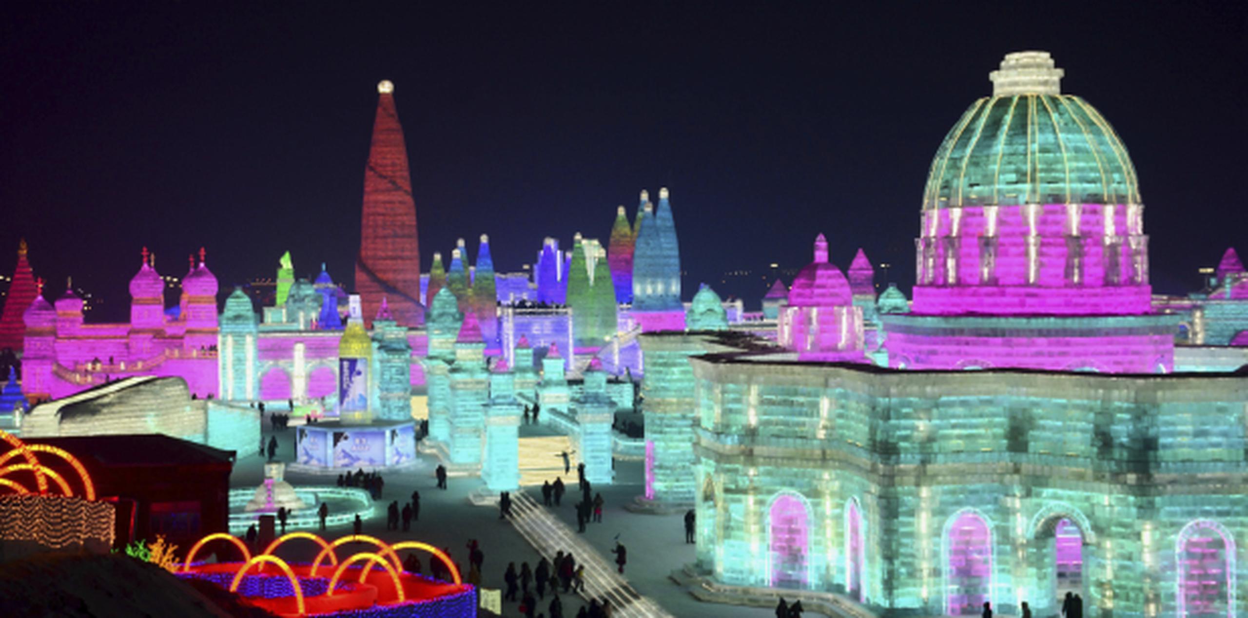 El Harbin Ice-Snow World, reúne más de 2,000 esculturas creadas con 180,000 metros cúbicos (240.000 yardas cúbicas) de hielo recogido del río Songhua por casi un millar de trabajadores. (AP)