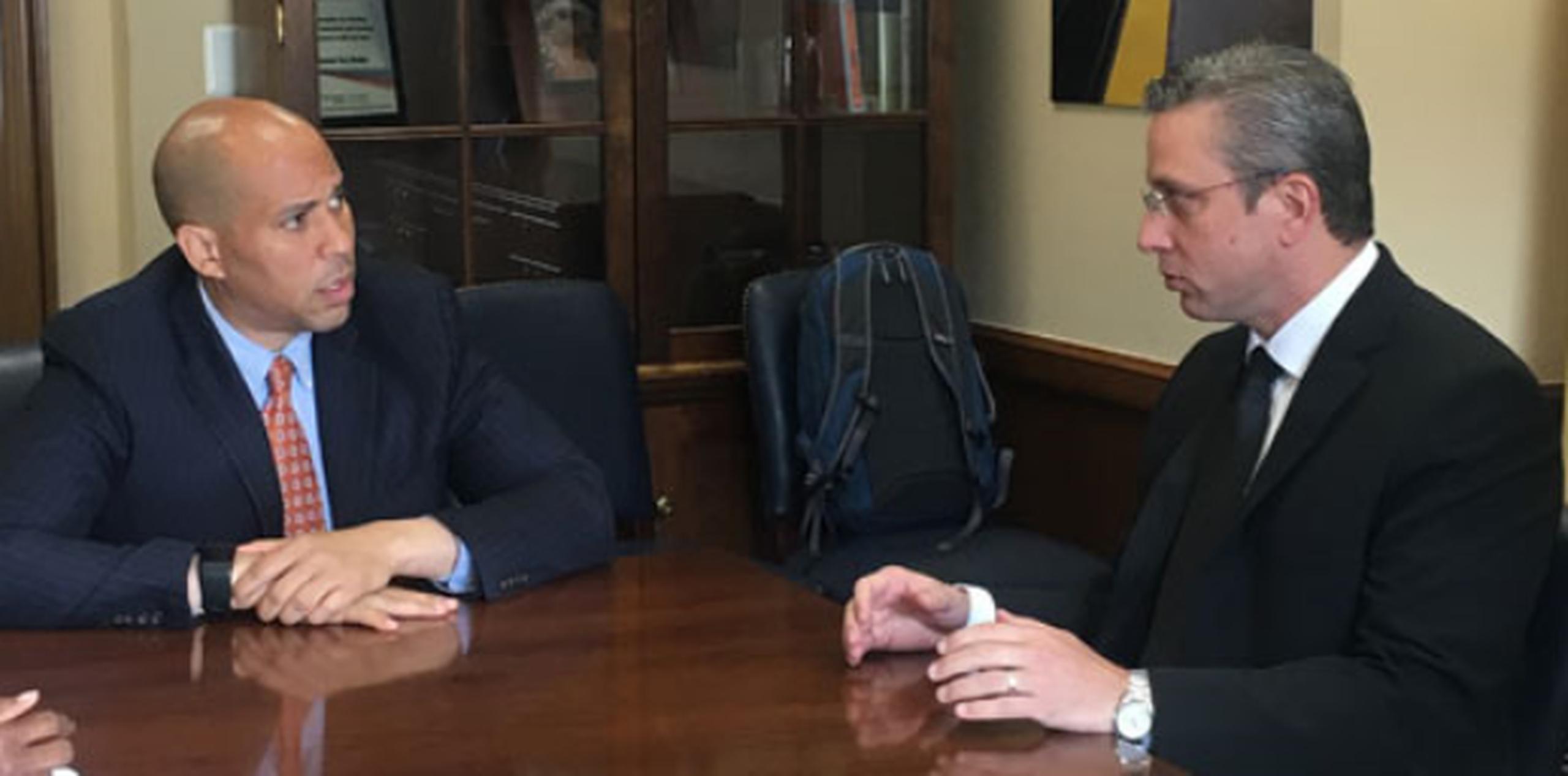 García Padilla se reunió con el senador Cory Booker, del estado de Nueva Jersey. (Suministrada)