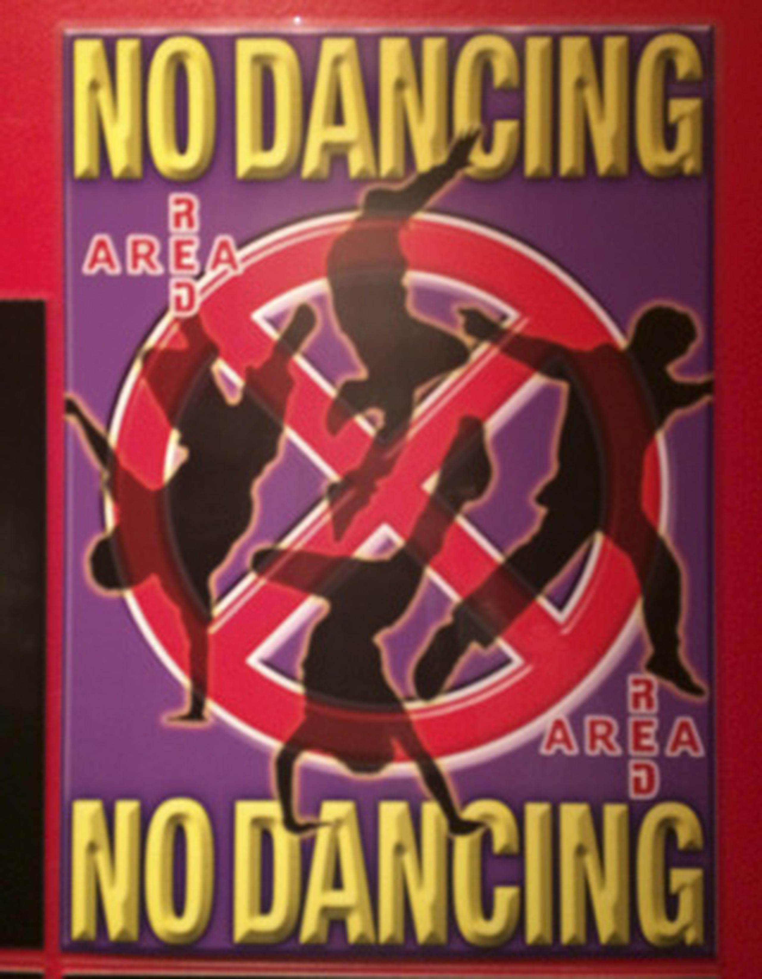 El cartel de "No dancing" (No bailar) preside las pistas de baile de muchos establecimientos nipones. (EFE)