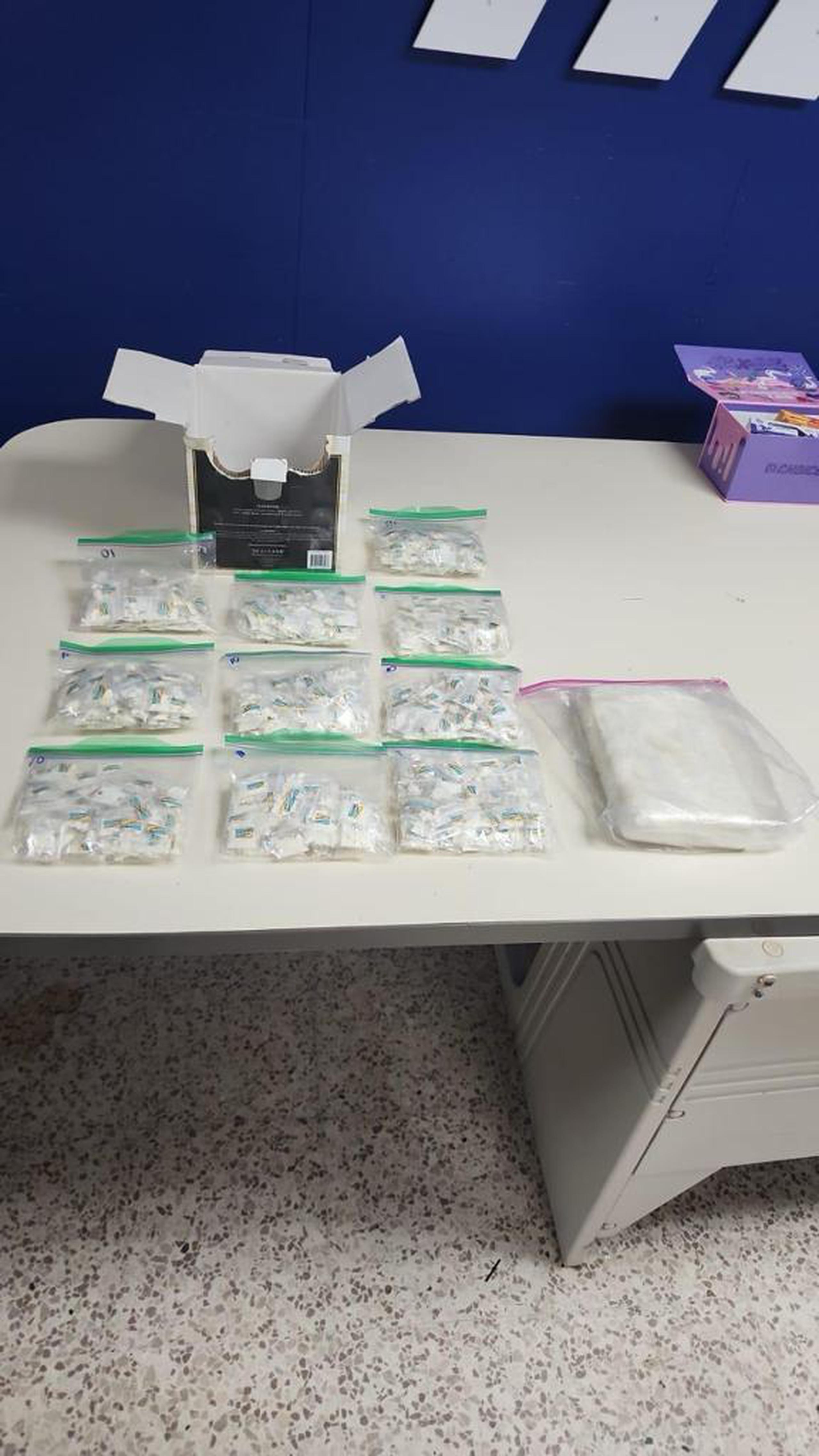 Un hombre fue detenido en la barriada Figueroa, en Santurce, tras ocuparle un 1 kilo de cocaína y diez sobres medianos adicionales llenos de bolsitas en su interior.