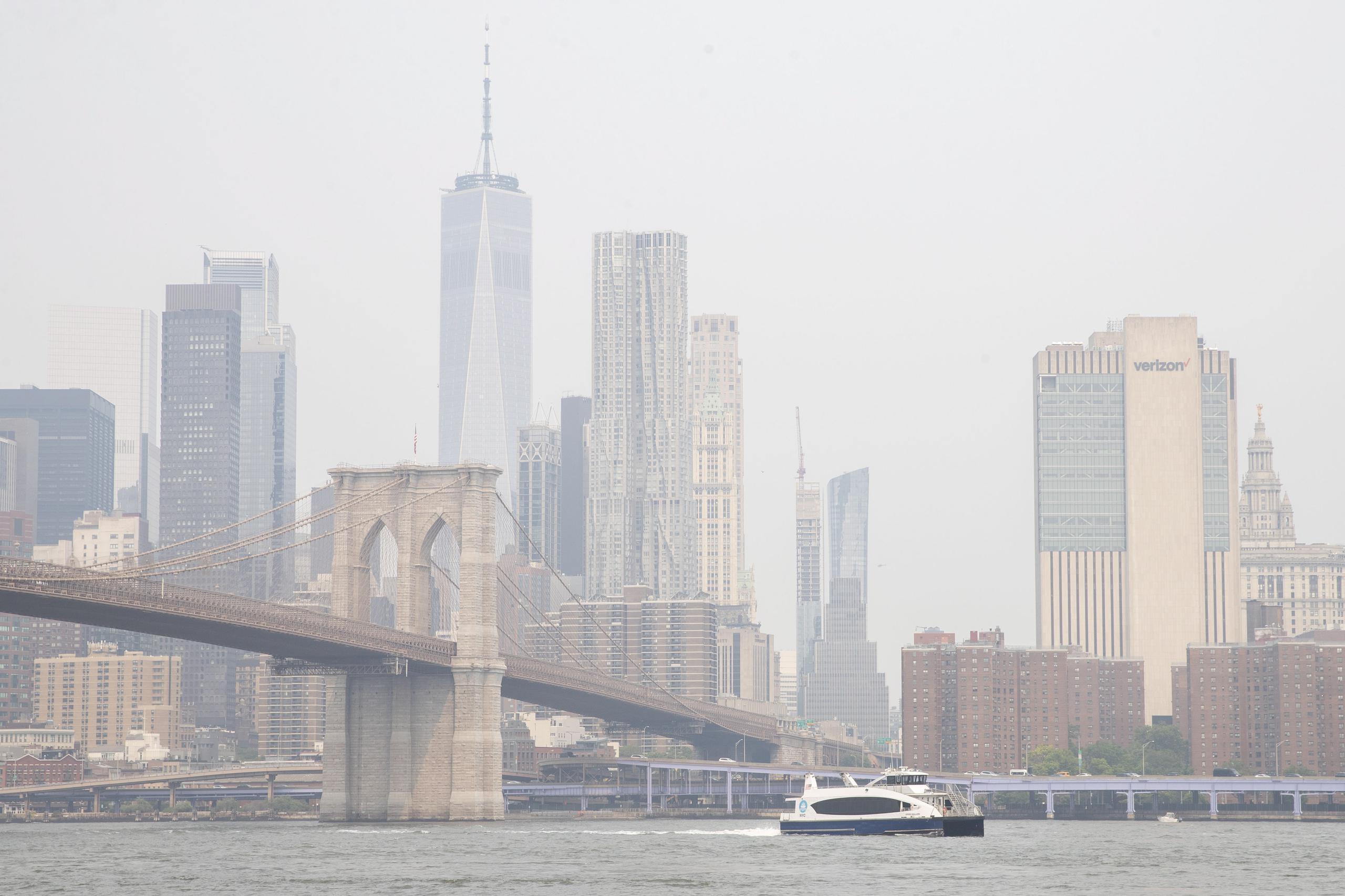 La semana pasada, la ciudad de Nueva York experimentó la peor calidad del aire registrada. (EFE/EPA/SARAH YENESEL)