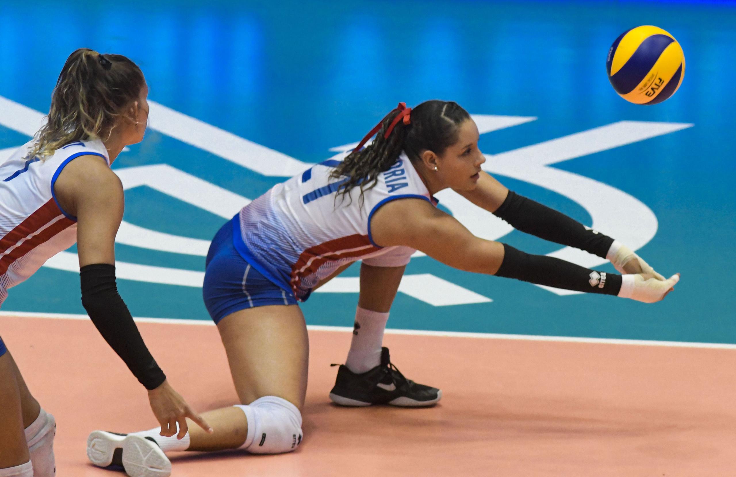 Pilar Victoriá levanta un balón durante la acción contra Serbia, que derrotó a Puerto Rico en tres parciales en la continuación del Preolímpico. (Suministrada / FIVB)