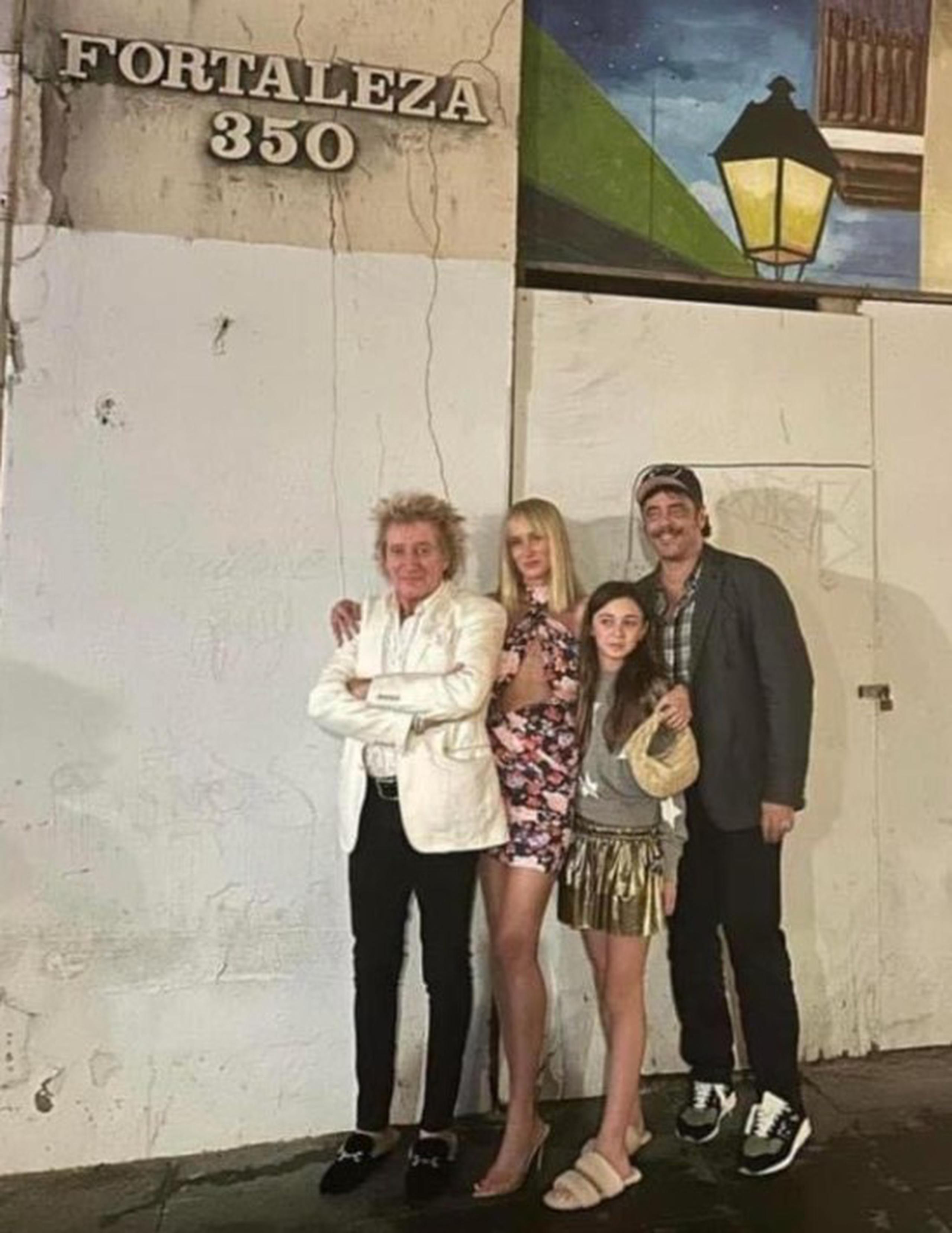 La estrella de rock compartió anoche en el Viejo San Juan con su hija Kimberly, su nieta Delilah y el actor Benicio del Toro,  padre de Delilah.