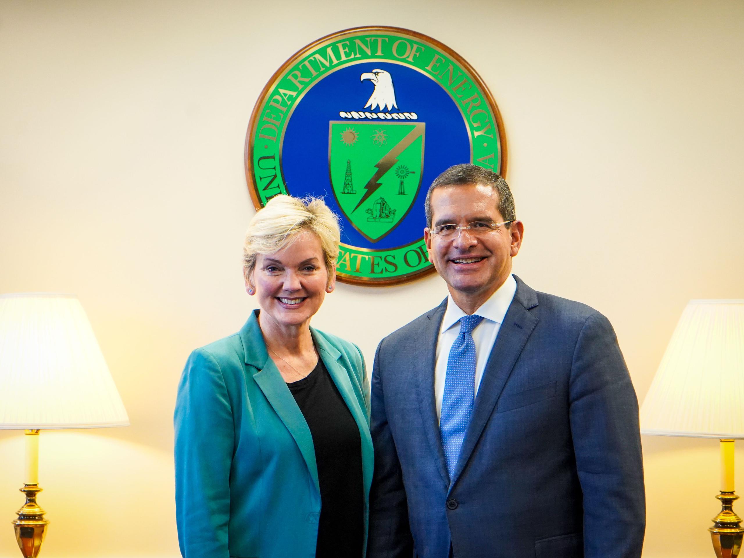La secretaria del Departamento de Energía, Jennifer M. Granholm, y el gobernador Pedro Pierluisi.
