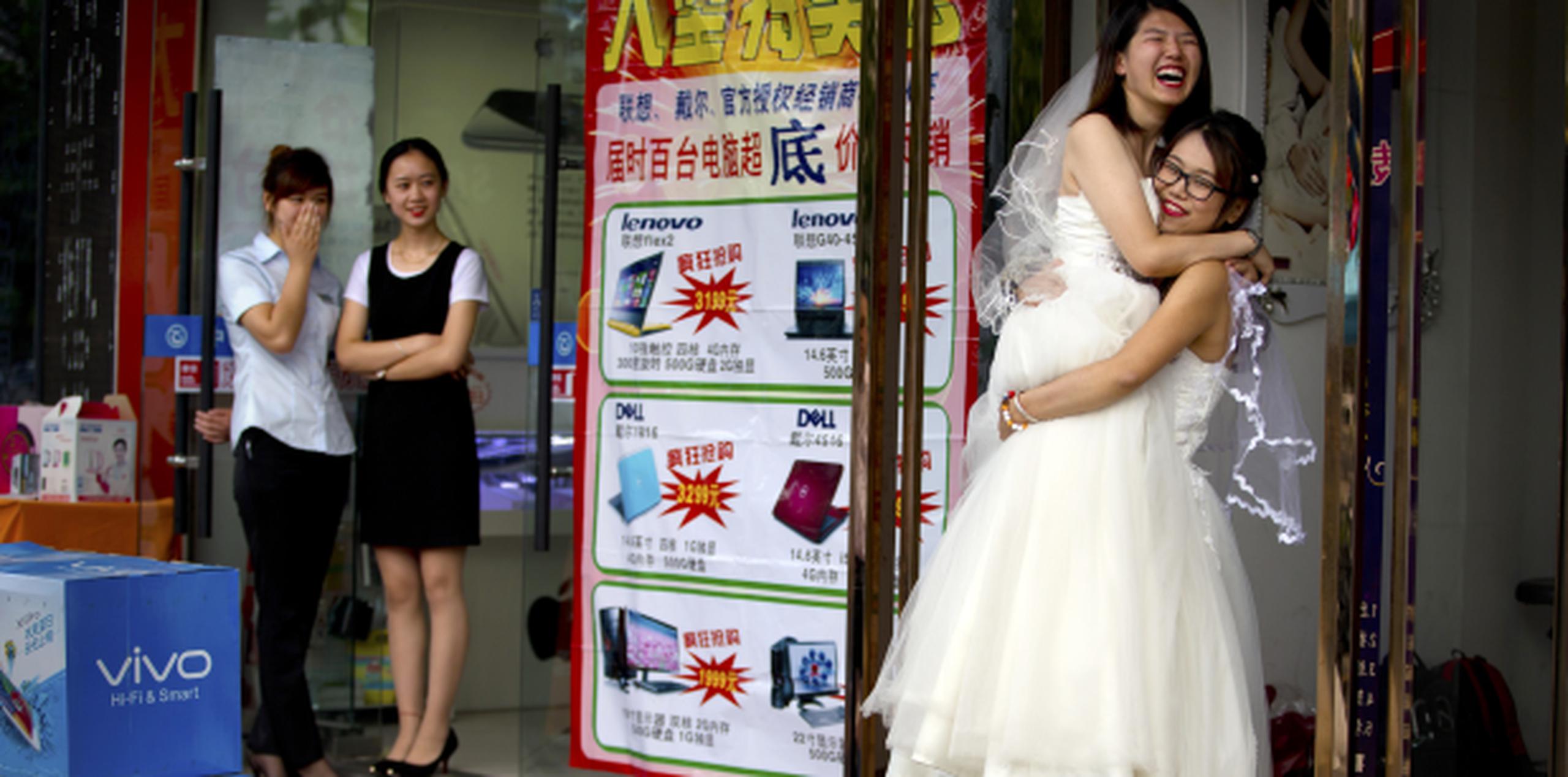 Ambas relataron las dificultades para llevar a cabo su boda en China, donde esta unión no está reconocida y además la homosexualidad es vista aún con recelo. (AP)