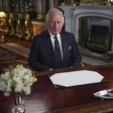 En su primer discurso, Carlos III promete seguir los pasos de su madre
