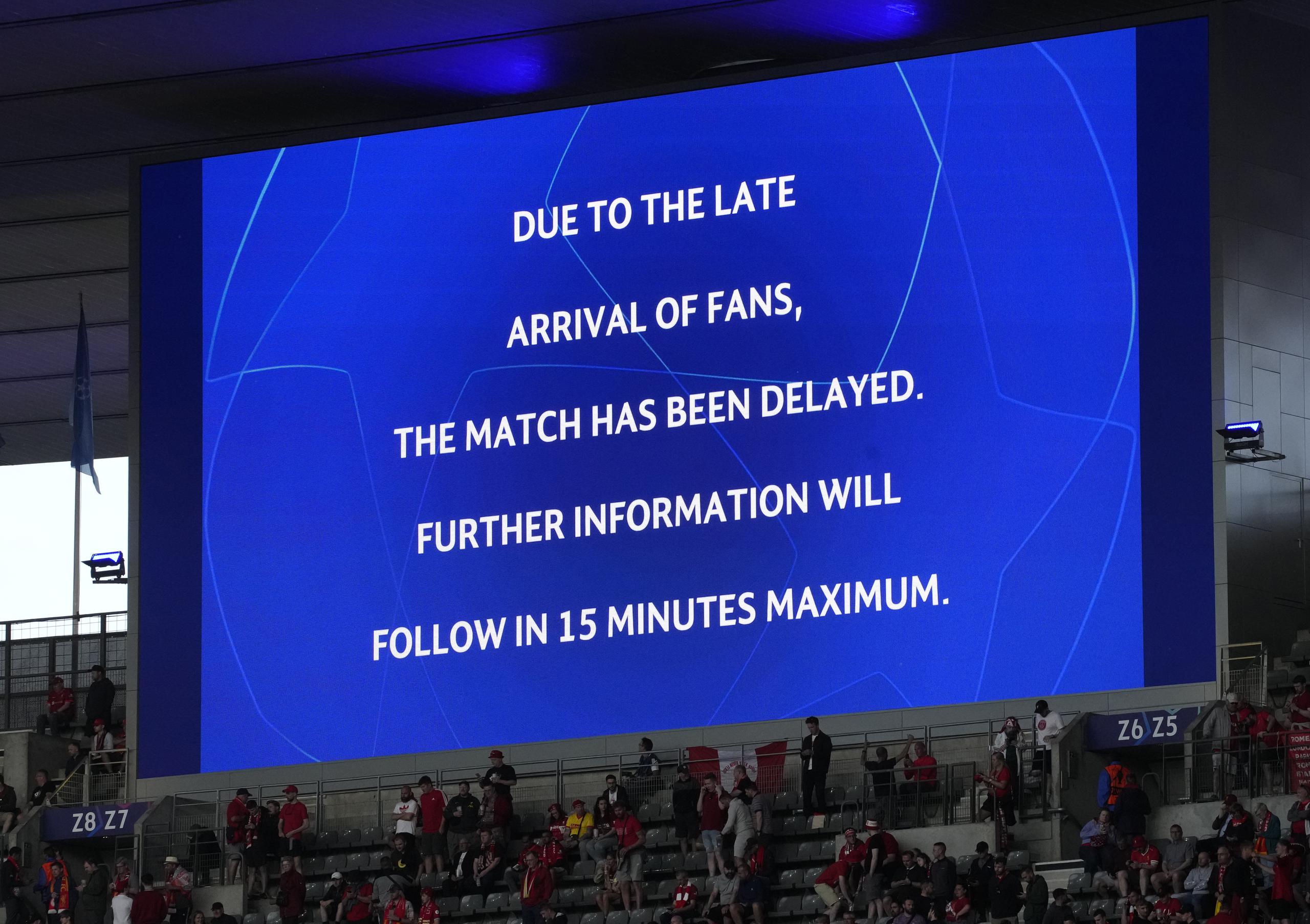 La pantalla gigante del Stade de France anuncia la demora en el inicio de la final de la Liga de Campeones entre el Liverpool y el Real Madrid.