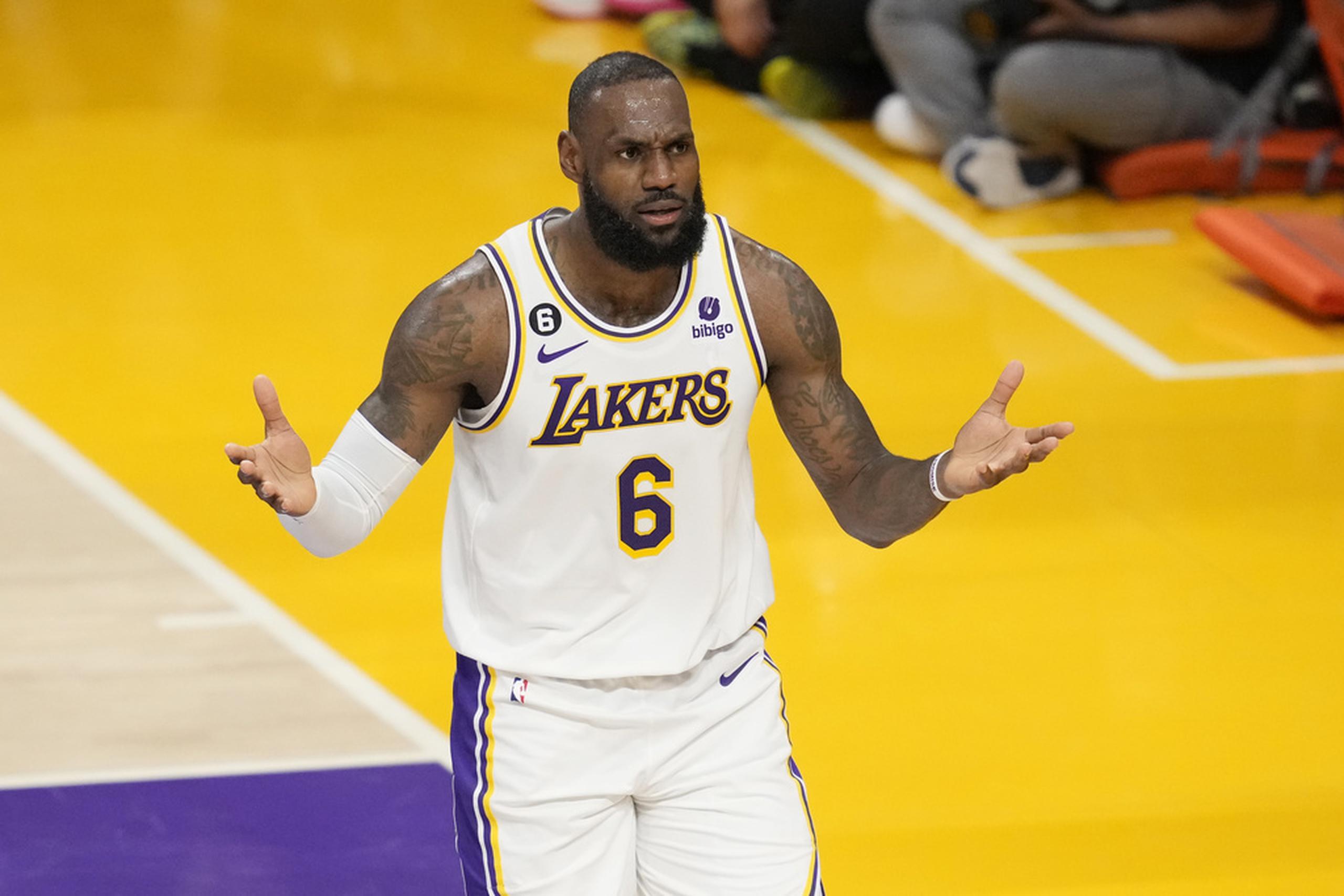 Al menos a los Lakers les queda el consuelo de que en los tres partidos pelearon el triunfo prácticamente hasta el final. En la foto, LeBron James.