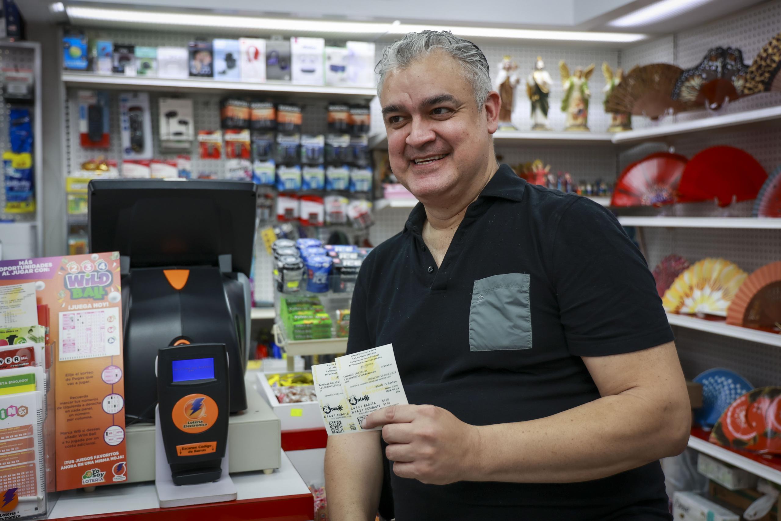 Mariano Rodríguez Arroyo, propietario de la farmacia, recordó que a los pocos meses de adquirir el negocio, la suerte cayó allí al vender un boleto con el premio de $9.5 millones de Loto.