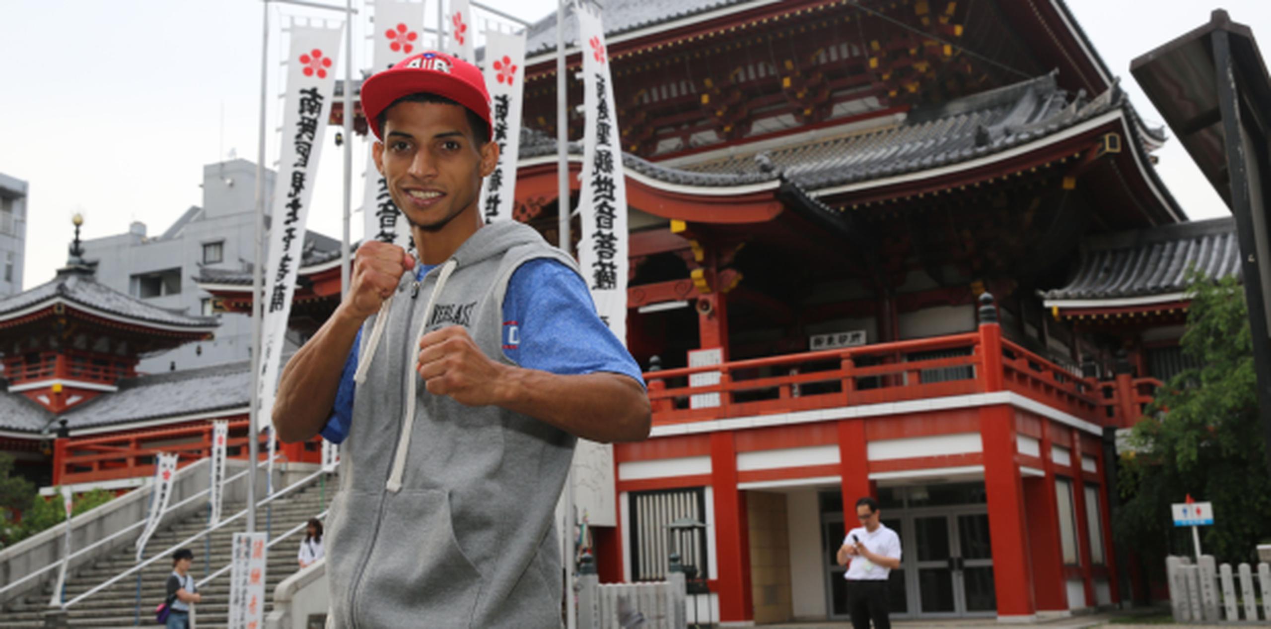 Acosta posa frente al templo budista Osu Kannon, uno de los puntos de referencia turístico en Nagoya, Japón. (Héctor Santos Guía / Miguel Cotto LLC)