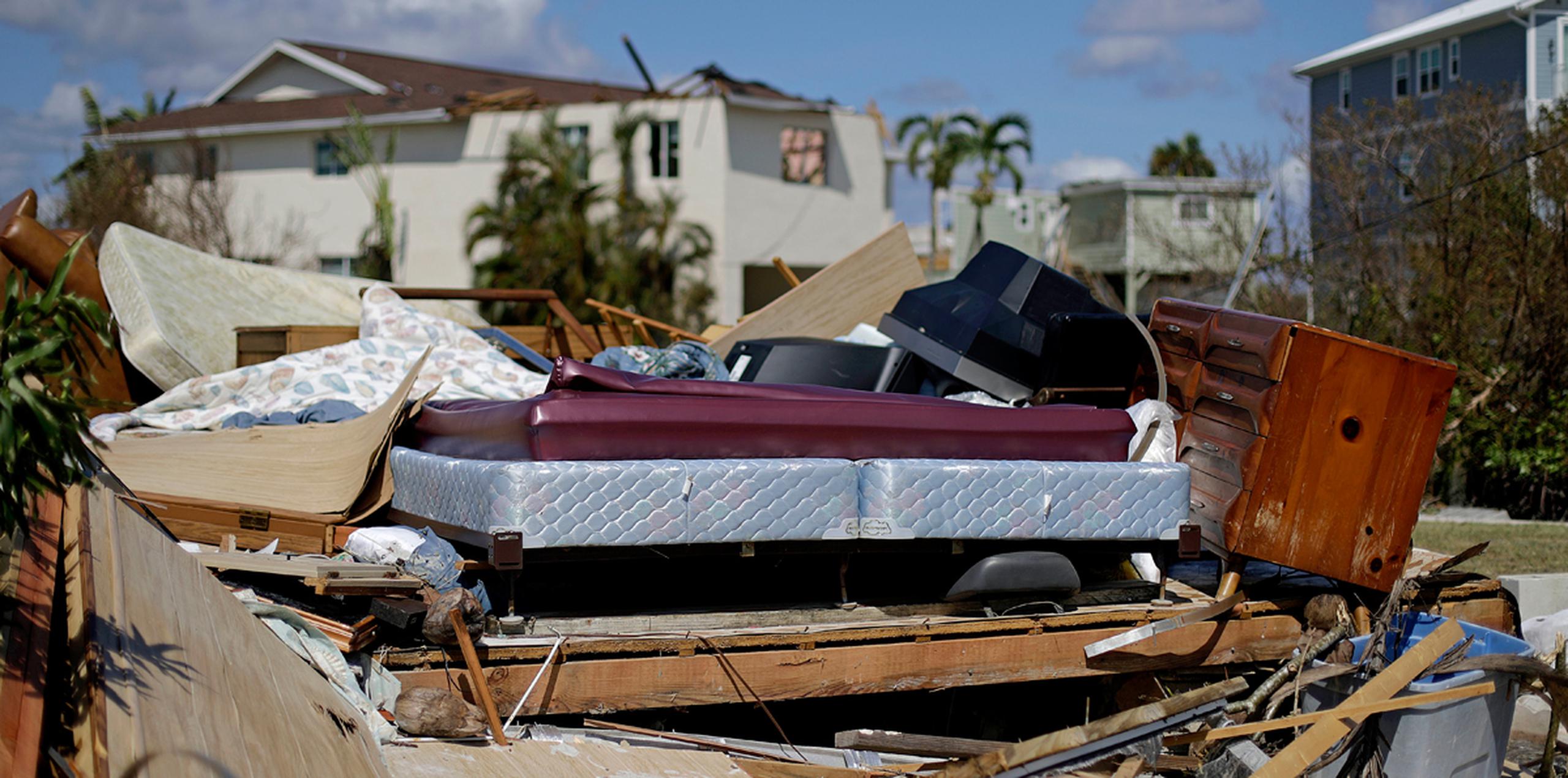 Una cama se ve en medio de los restos de una habitación, en una casa destrozada por el huracán Irma en Goodland, Florida. (AP)