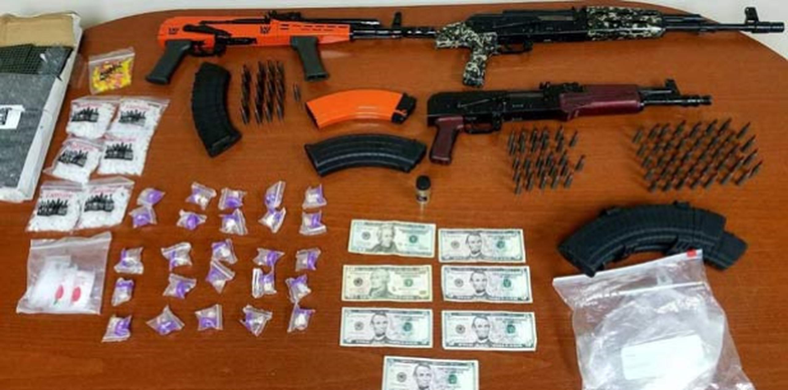 Durante la intervención se ocuparon tres rifles AK-47, cinco cargadores, 87 municiones para rifle, 25 copos con aparente cocaína en piedra y uno con marihuana. (Suministrada)