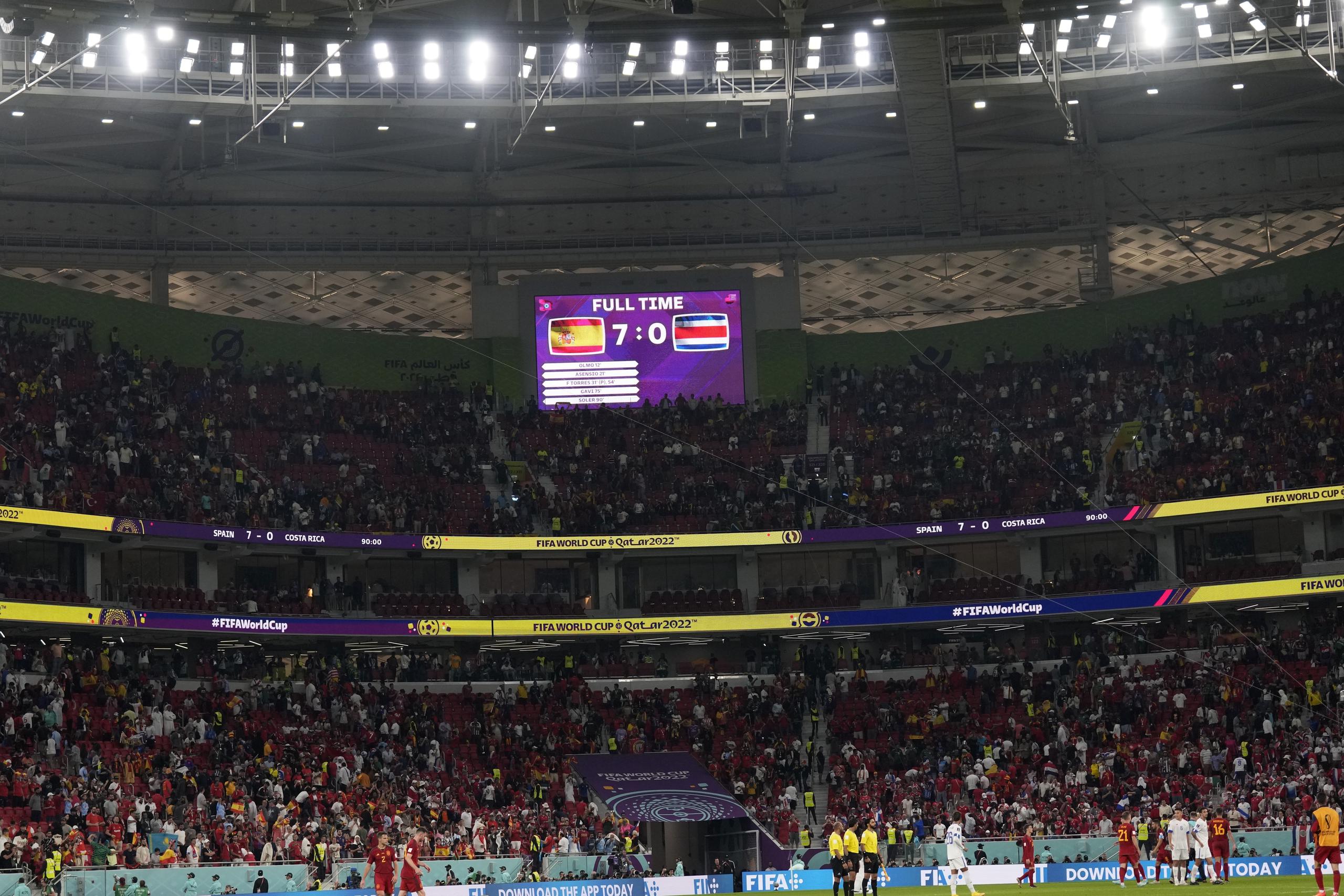 La pantalla muestra el marcador final del partido del Grupo E del Mundial entre España y Costa Rica en Doha, Qatar, el miércoles 23 de noviembre de 2022. (AP Foto/Alessandra Tarantino)