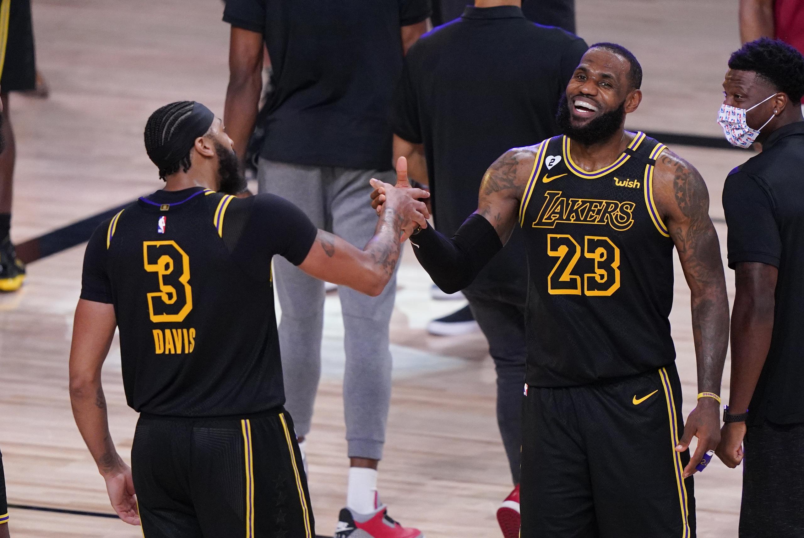 Anthony Davis y LeBron James lucen el uniforme de los Lakers inspirado en Kobe Bryant durante la final de la Conferencia del Oeste contra Denver.