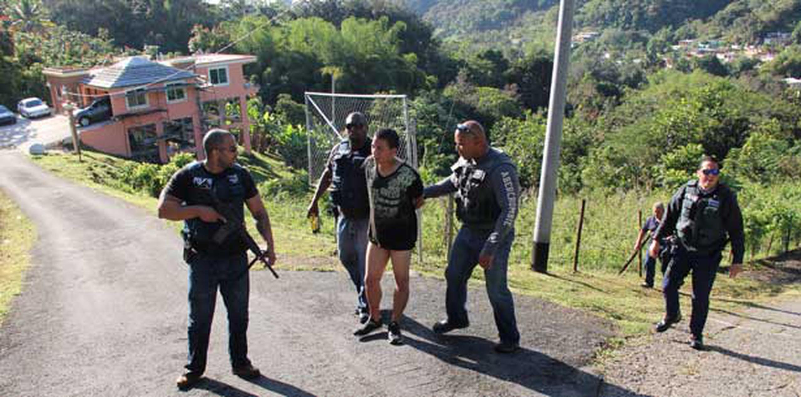 La Policía arrestó a dos personas sospechosas de la muerte del policía Joaquín Correa Ortega.  (alex.figueros@gfrmedia.com)
