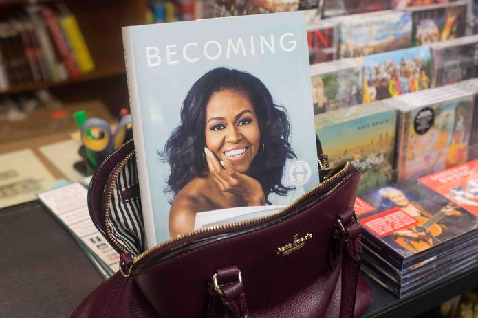 El libro ''Becoming", escrito por la ex primera dama estadounidense Michelle Obama, en una tienda de Washington. (EFE / Michael Reynolds)