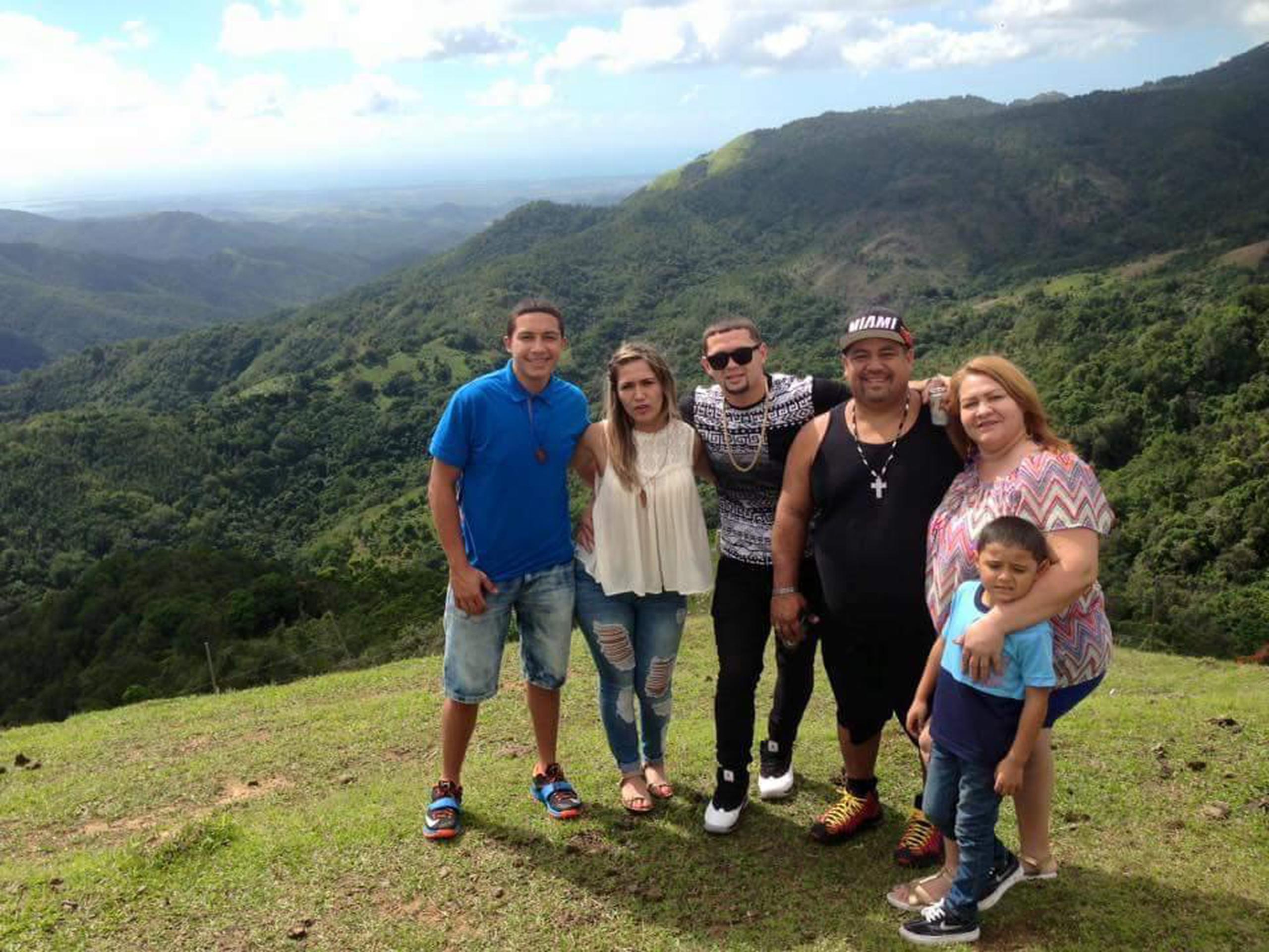 Crystal Vallejo Medina junto a su familia y su padre, José Vallejo González.