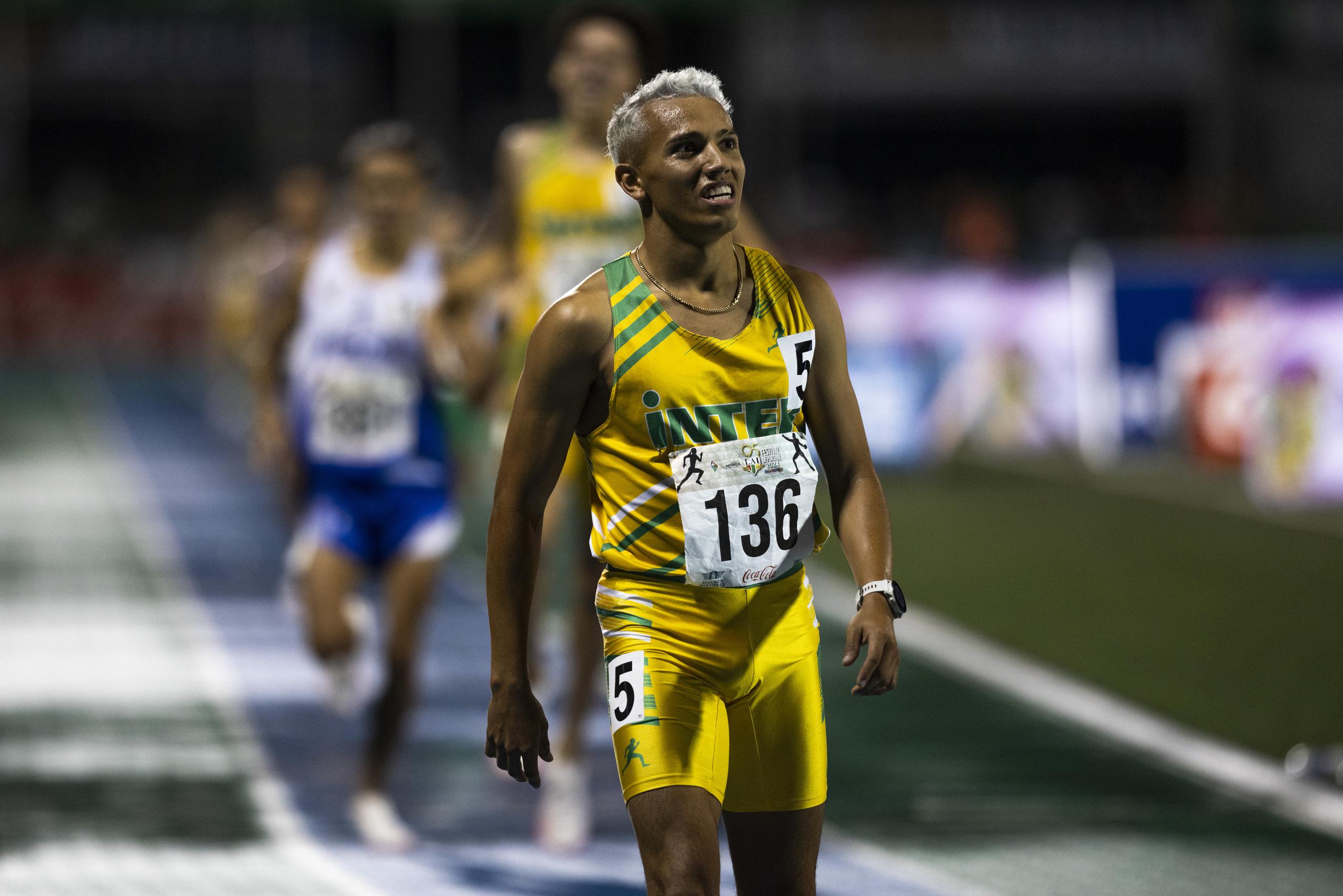 El fondista barranquiteño Héctor Pagán, de la Universidad Interamericana de Puerto Rico, conquistó por tercer año consecutivo los 5,000, 5,000 y 10,000 metros en las Justas de Atletismo de la LAI.