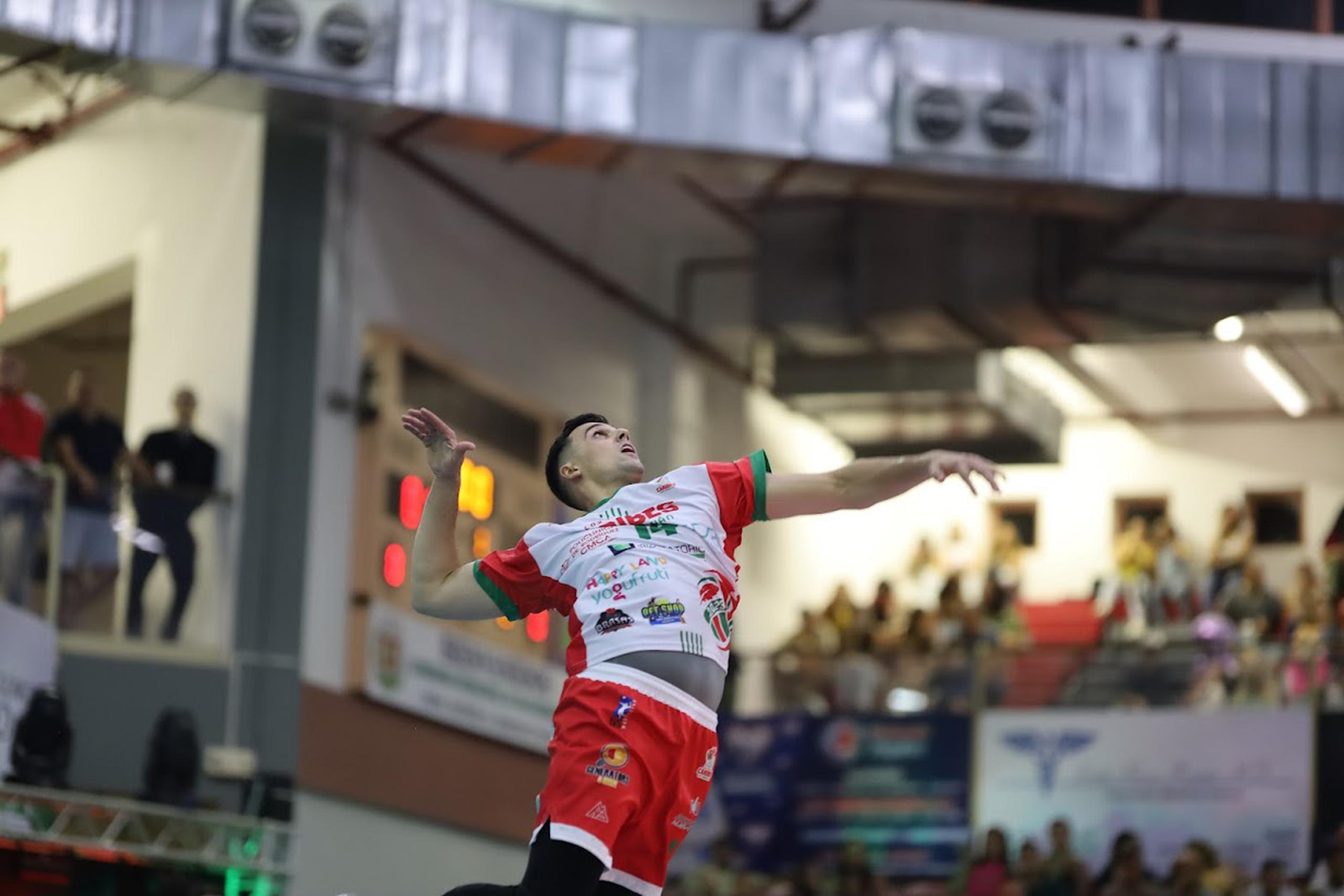 Pelegrin Vargas Colorado salta para un servicio brincado durante el partido del sábado en el coliseo Aymat Cardona de San Sebastián.
