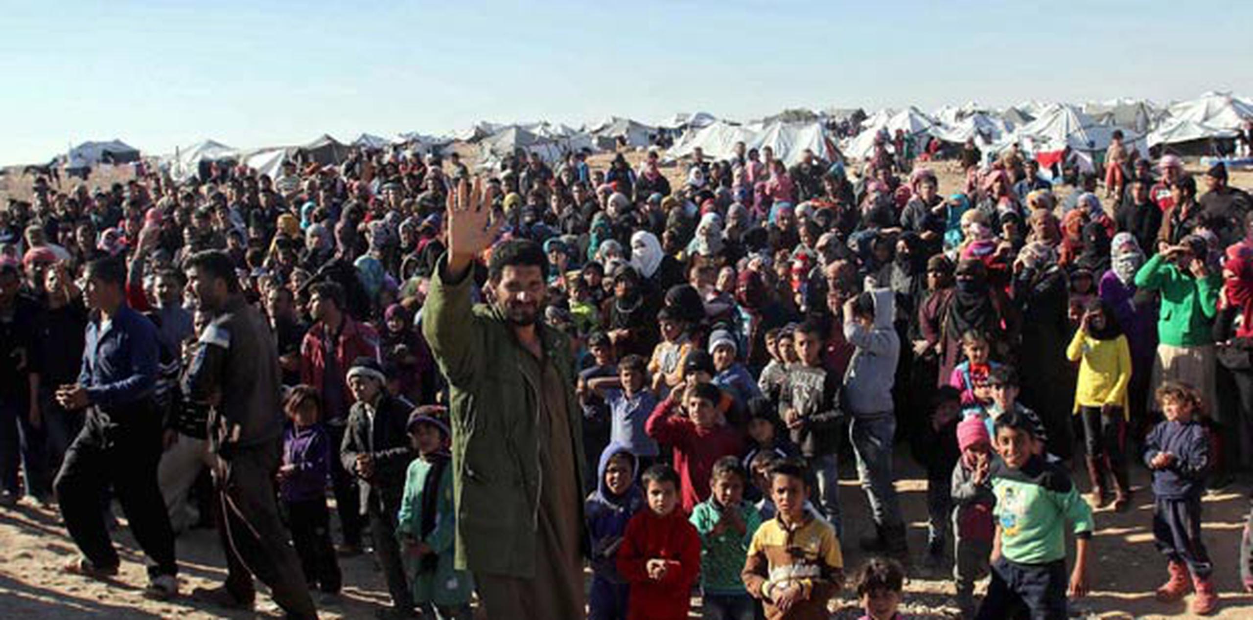 Refugiados sirios esperan en la frontera noroccidental de Jordania con Siria. (EFE)