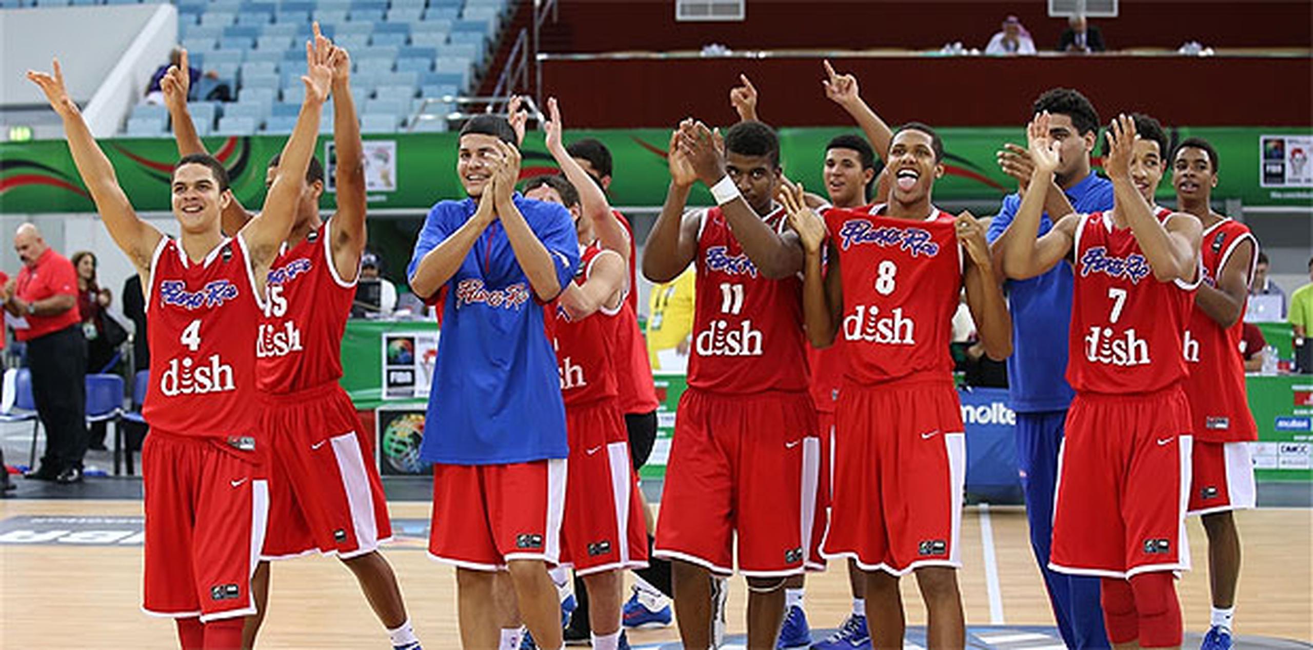 Los jovencitos celebraron con emoción su resultado en el torneo internacional. (FIBA)