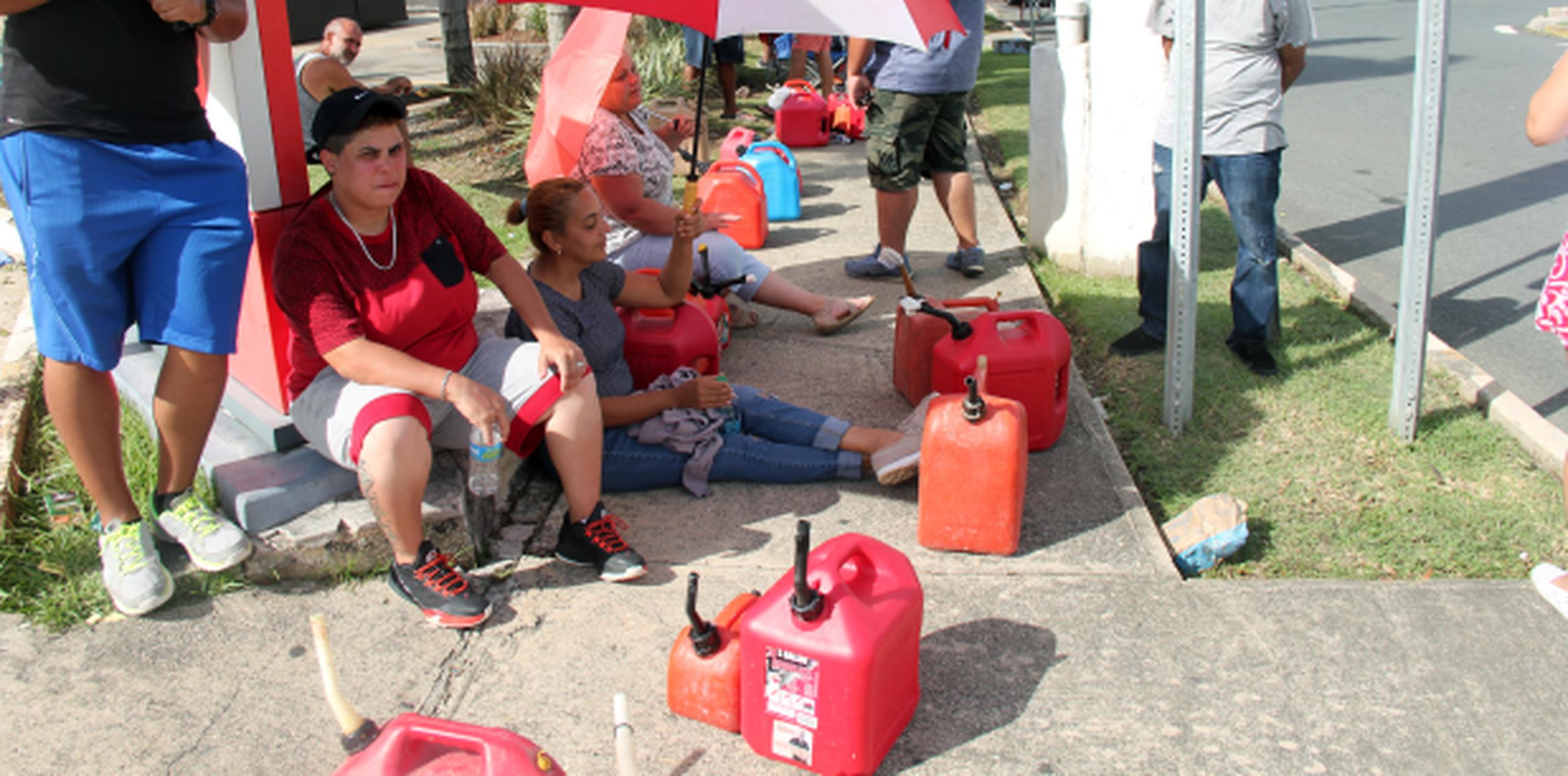 Fila para abastecerse de gasolina. (Archivo)