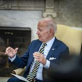 Golpes a la economía afectan a Biden en las encuestas