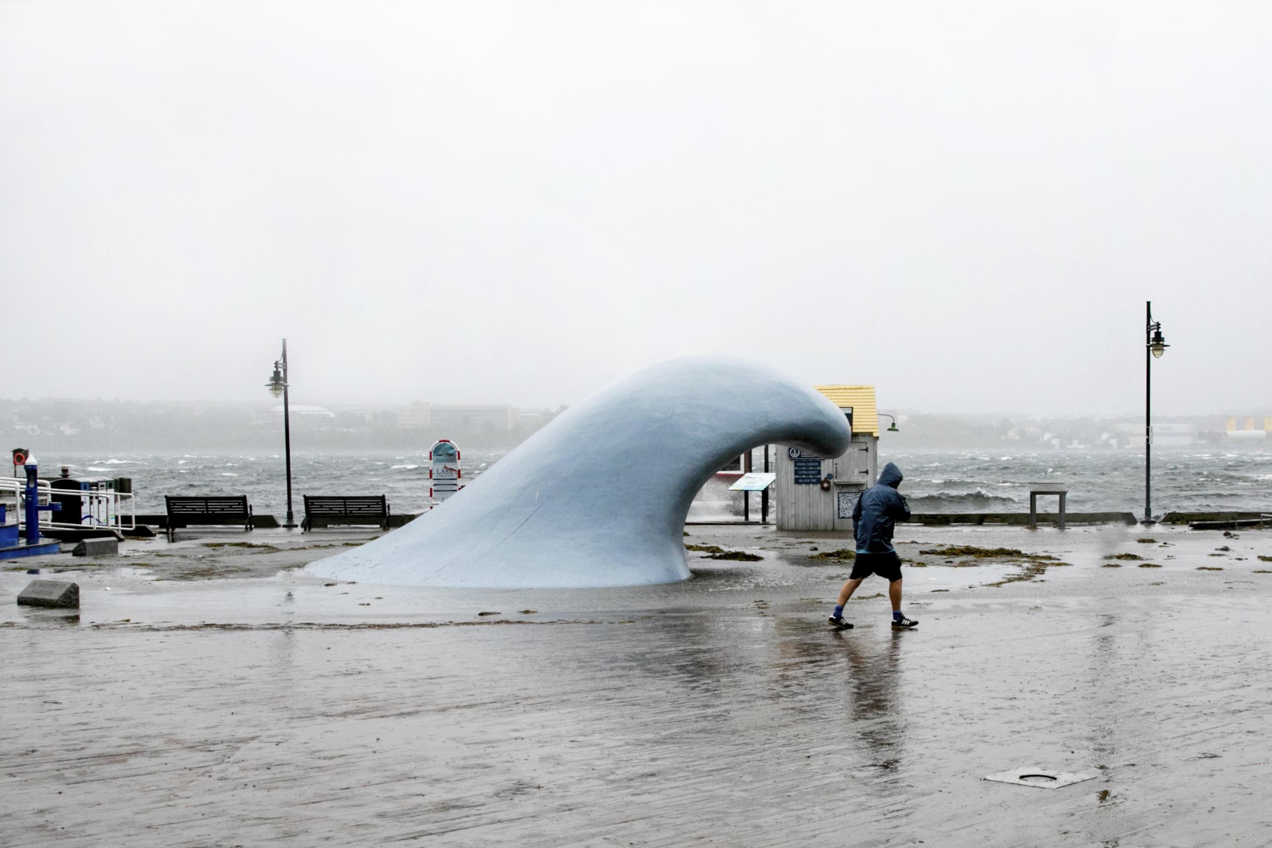 Se pronosticaba una marejada ciclónica de 1 a 3 pies en la costa de Maine, y el NHC advirtió que iría acompañada de olas grandes y destructivas.