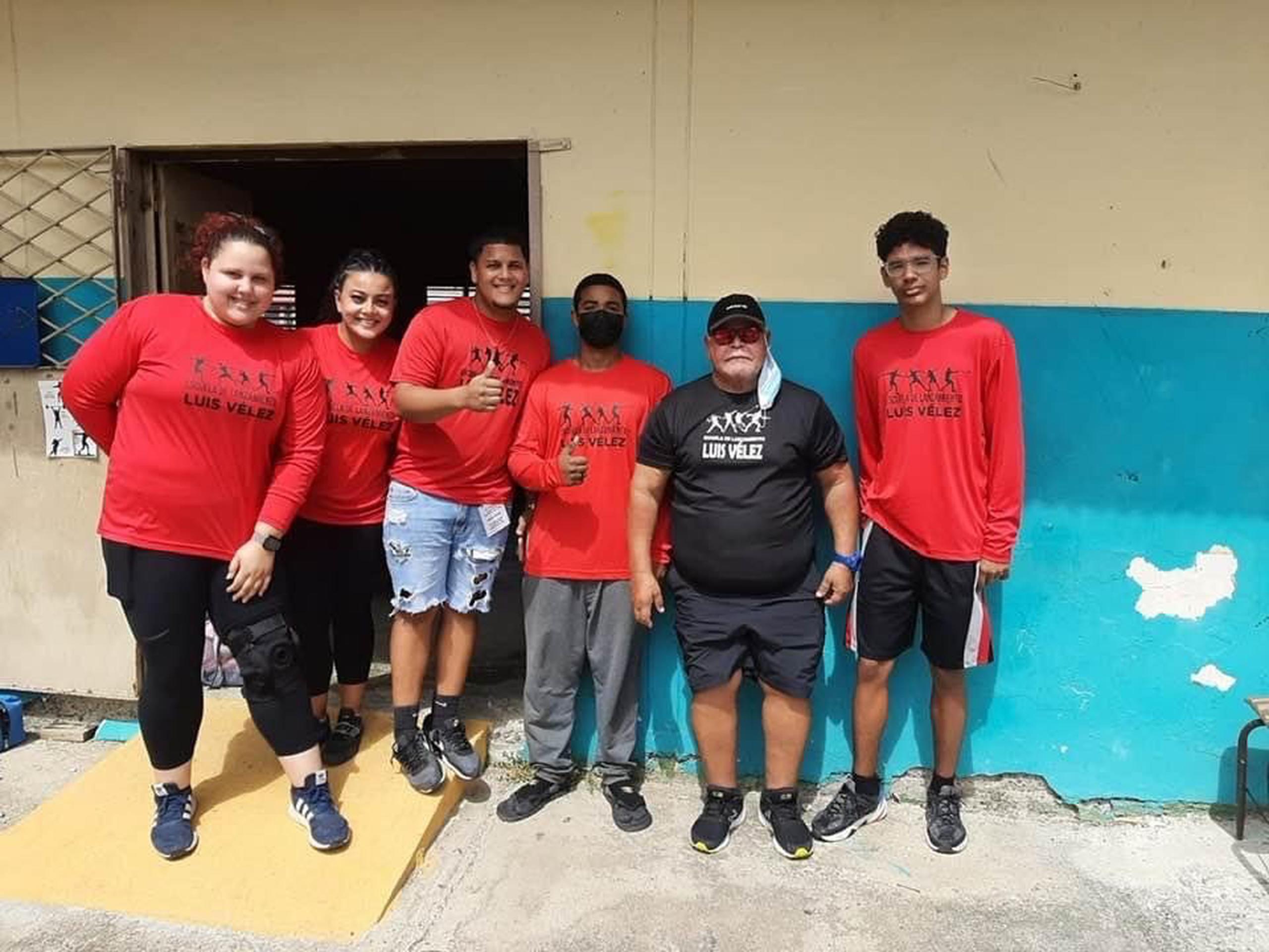 Aquí aparecen algunos de los participantes de la Escuela de Lanzadores Luis Vélez, establecida en el patio de la Escuela Dr. Manuel de la Pila Iglesias, en Ponce.