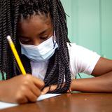 Quitan vacunación en escuelas y mascarillas se usarán en aulas con poca ventilación